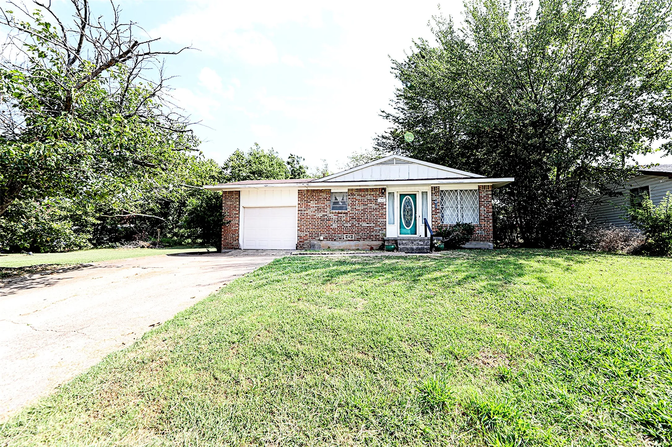 Single Family Residence For Sale in Montague County , 421 E Wilbarger Street, Bowie, Texas 76230, 3 Bedroom, 2 Bathroom, 1 Garage spaces, 1,248 Sqft, built in 1960, Preowned, mls#21031187, Real Estate Agent in Bowie, Homes For Sale in Montague county, Homes For Sale in Bowie, Realtor in Bowie Texas, Real Estate Brokerage Independent Realty Texas, Luminita Cordes Realtor