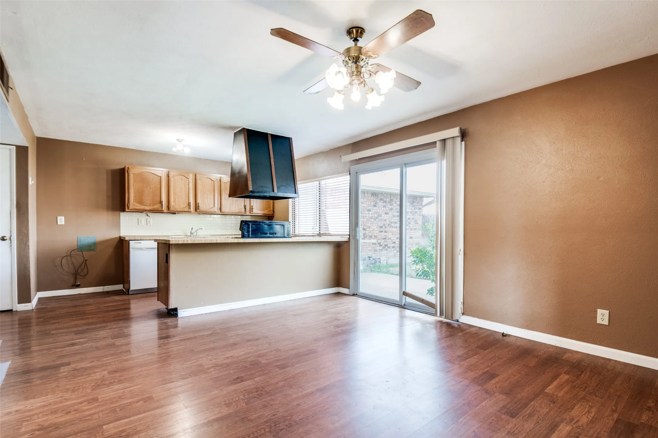 Single Family Residence For Sale in Dallas County , 2953 San Diego Drive, Dallas, Texas 75228, 3 Bedroom, 2 Bathroom, 2 Garage spaces, 1,711 Sqft, built in 1981, mls#21035959, Real Estate Agent in Dallas, Homes For Sale in Dallas county, Homes For Sale in Dallas, Realtor in Dallas Texas, Real Estate Brokerage Independent Realty Texas, Luminita Cordes Realtor