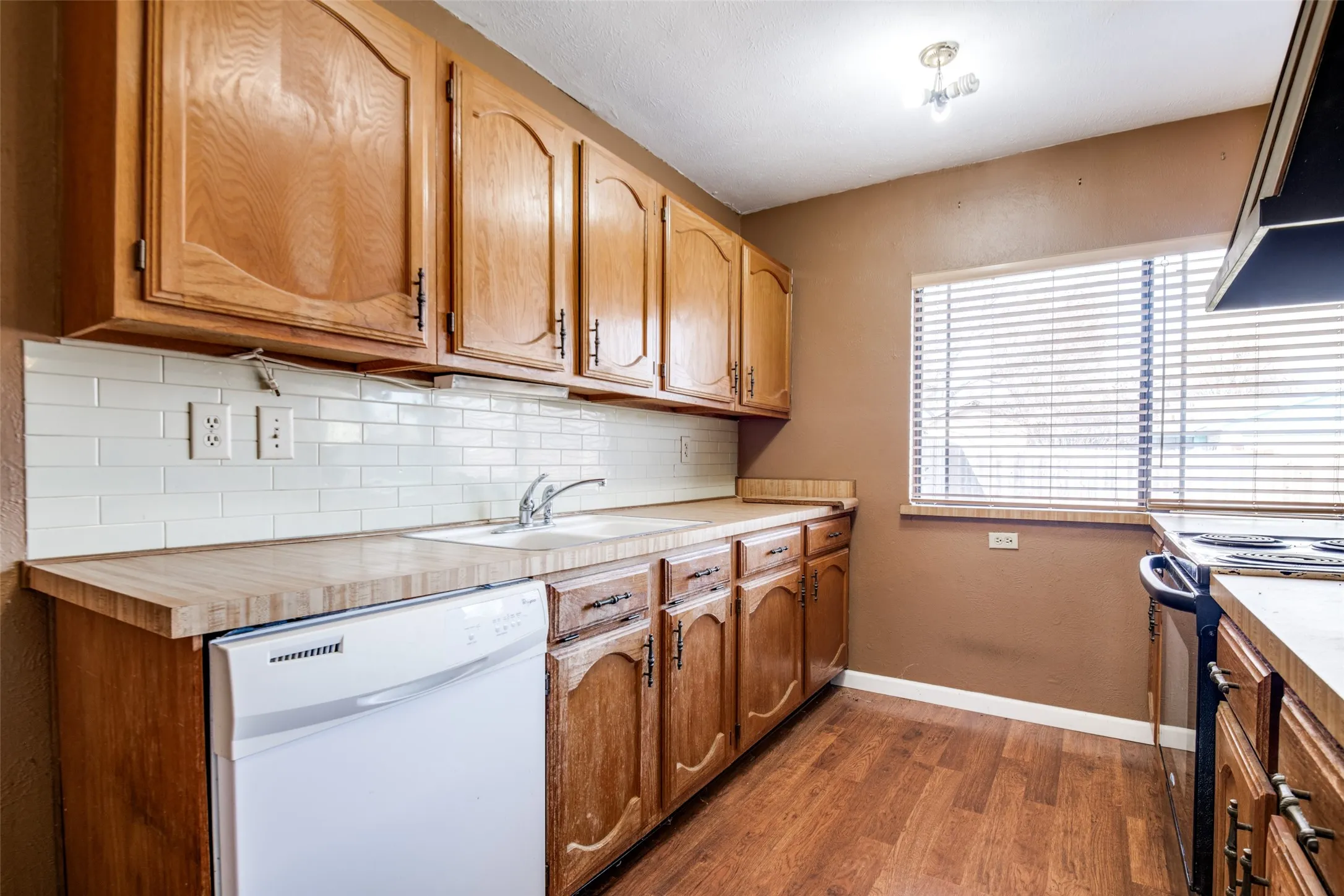 Single Family Residence For Sale in Dallas County , 2953 San Diego Drive, Dallas, Texas 75228, 3 Bedroom, 2 Bathroom, 2 Garage spaces, 1,711 Sqft, built in 1981, mls#21035959, Real Estate Agent in Dallas, Homes For Sale in Dallas county, Homes For Sale in Dallas, Realtor in Dallas Texas, Real Estate Brokerage Independent Realty Texas, Luminita Cordes Realtor