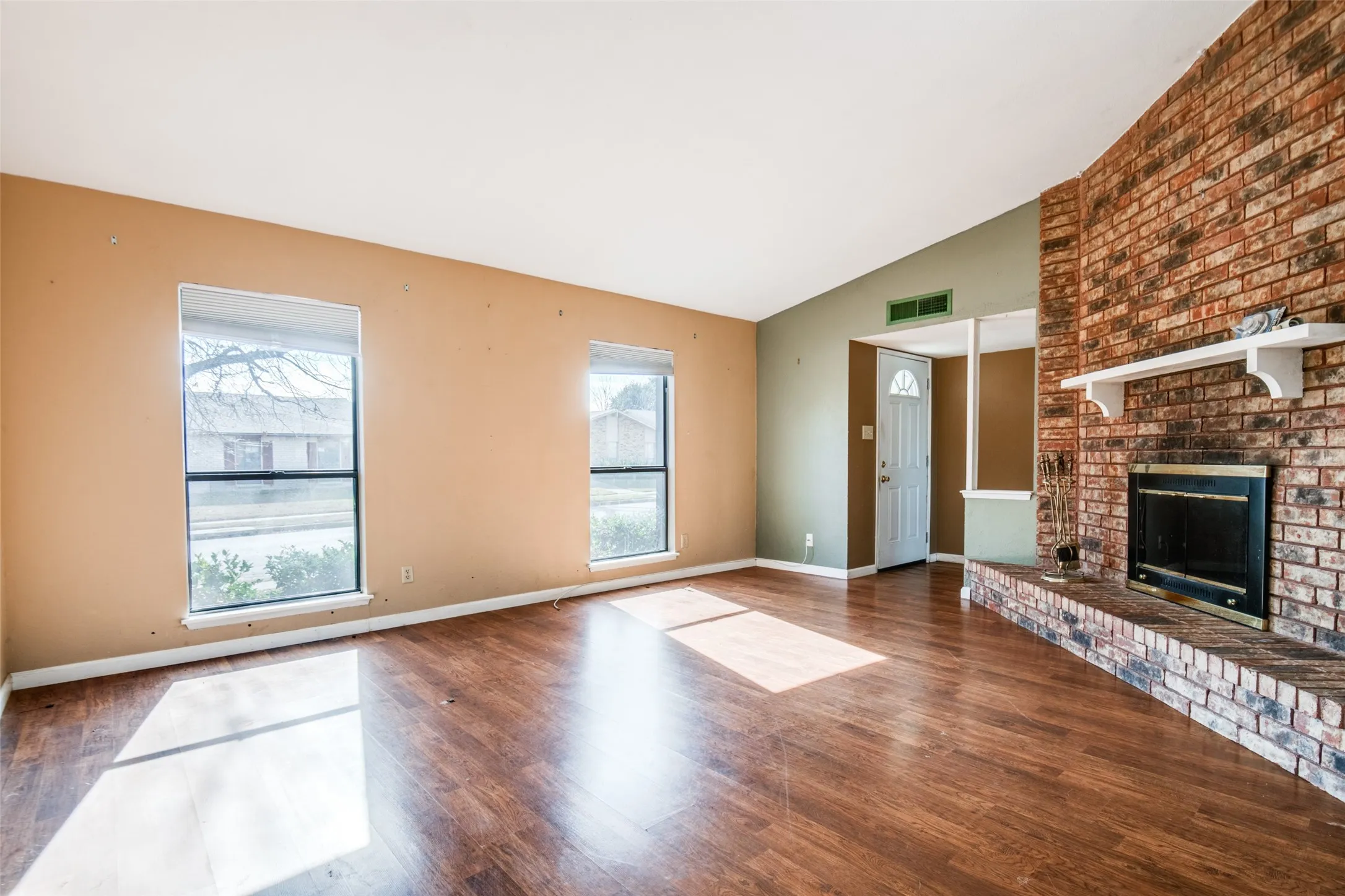 Single Family Residence For Sale in Dallas County , 2953 San Diego Drive, Dallas, Texas 75228, 3 Bedroom, 2 Bathroom, 2 Garage spaces, 1,711 Sqft, built in 1981, mls#21035959, Real Estate Agent in Dallas, Homes For Sale in Dallas county, Homes For Sale in Dallas, Realtor in Dallas Texas, Real Estate Brokerage Independent Realty Texas, Luminita Cordes Realtor