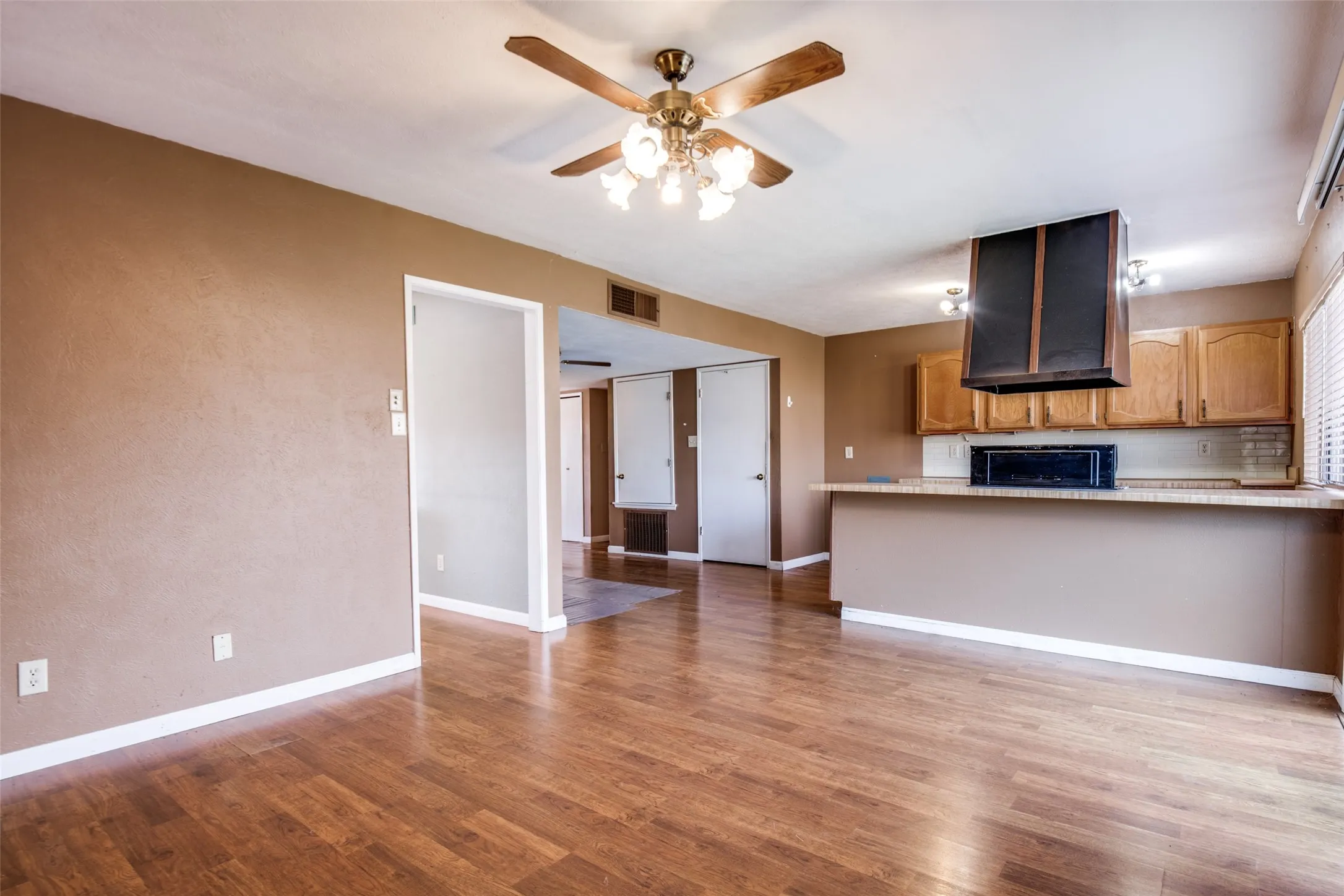 Single Family Residence For Sale in Dallas County , 2953 San Diego Drive, Dallas, Texas 75228, 3 Bedroom, 2 Bathroom, 2 Garage spaces, 1,711 Sqft, built in 1981, mls#21035959, Real Estate Agent in Dallas, Homes For Sale in Dallas county, Homes For Sale in Dallas, Realtor in Dallas Texas, Real Estate Brokerage Independent Realty Texas, Luminita Cordes Realtor