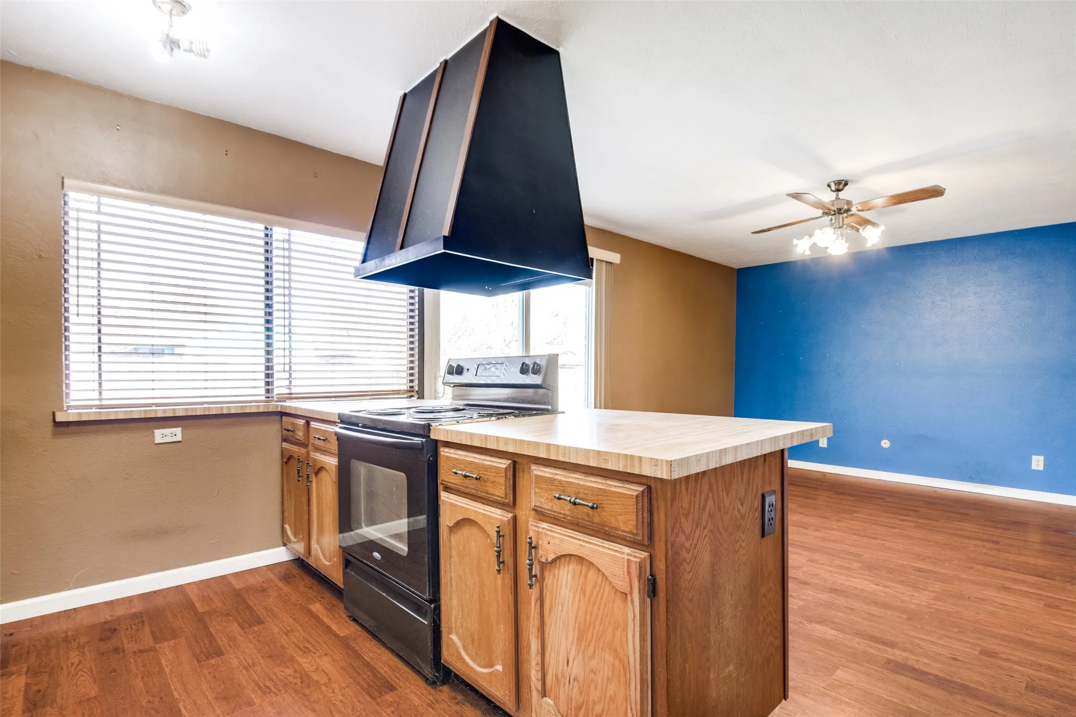 Single Family Residence For Sale in Dallas County , 2953 San Diego Drive, Dallas, Texas 75228, 3 Bedroom, 2 Bathroom, 2 Garage spaces, 1,711 Sqft, built in 1981, mls#21035959, Real Estate Agent in Dallas, Homes For Sale in Dallas county, Homes For Sale in Dallas, Realtor in Dallas Texas, Real Estate Brokerage Independent Realty Texas, Luminita Cordes Realtor