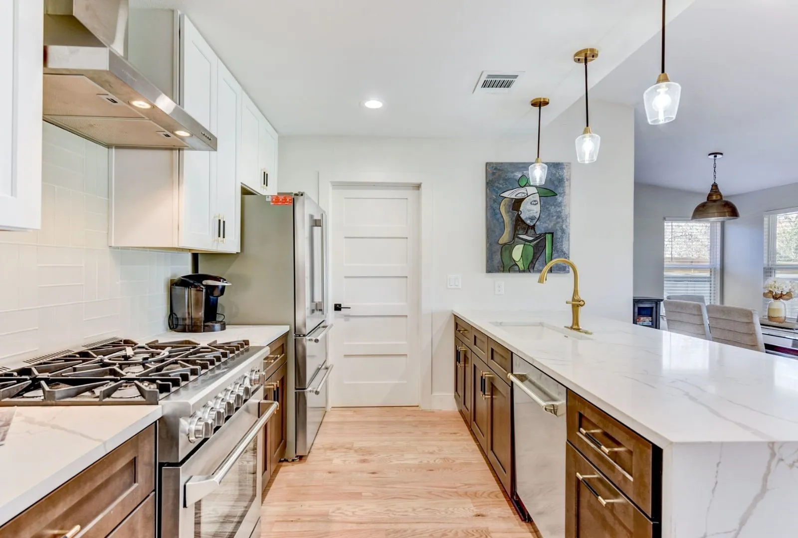 Single Family Residence For Sale in Travis County , 7002 Whispering Oaks Drive, Austin, Texas 78745, 5 Bedroom, 4 Bathroom, 2 Garage spaces, 2,216 Sqft, built in 1970, Preowned, mls#21036013, Real Estate Agent in Austin, Homes For Sale in Travis county, Homes For Sale in Austin, Realtor in Austin Texas, Real Estate Brokerage Independent Realty Texas, Luminita Cordes Realtor