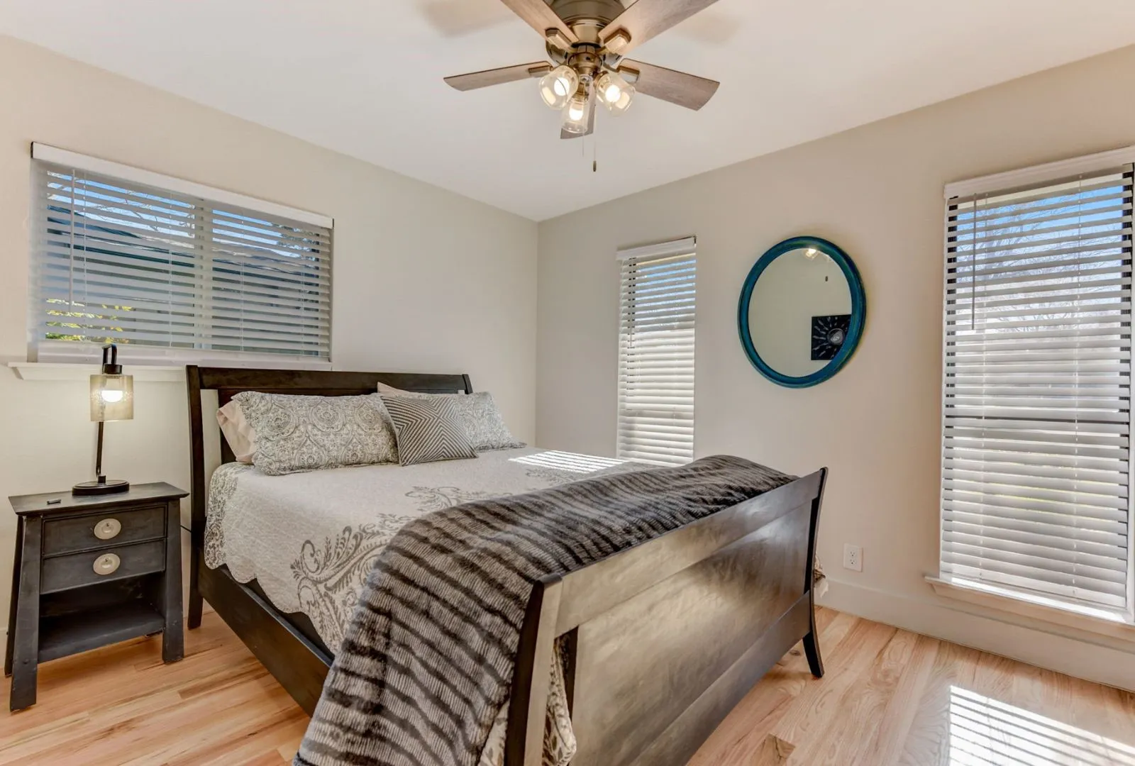 Single Family Residence For Sale in Travis County , 7002 Whispering Oaks Drive, Austin, Texas 78745, 5 Bedroom, 4 Bathroom, 2 Garage spaces, 2,216 Sqft, built in 1970, Preowned, mls#21036013, Real Estate Agent in Austin, Homes For Sale in Travis county, Homes For Sale in Austin, Realtor in Austin Texas, Real Estate Brokerage Independent Realty Texas, Luminita Cordes Realtor