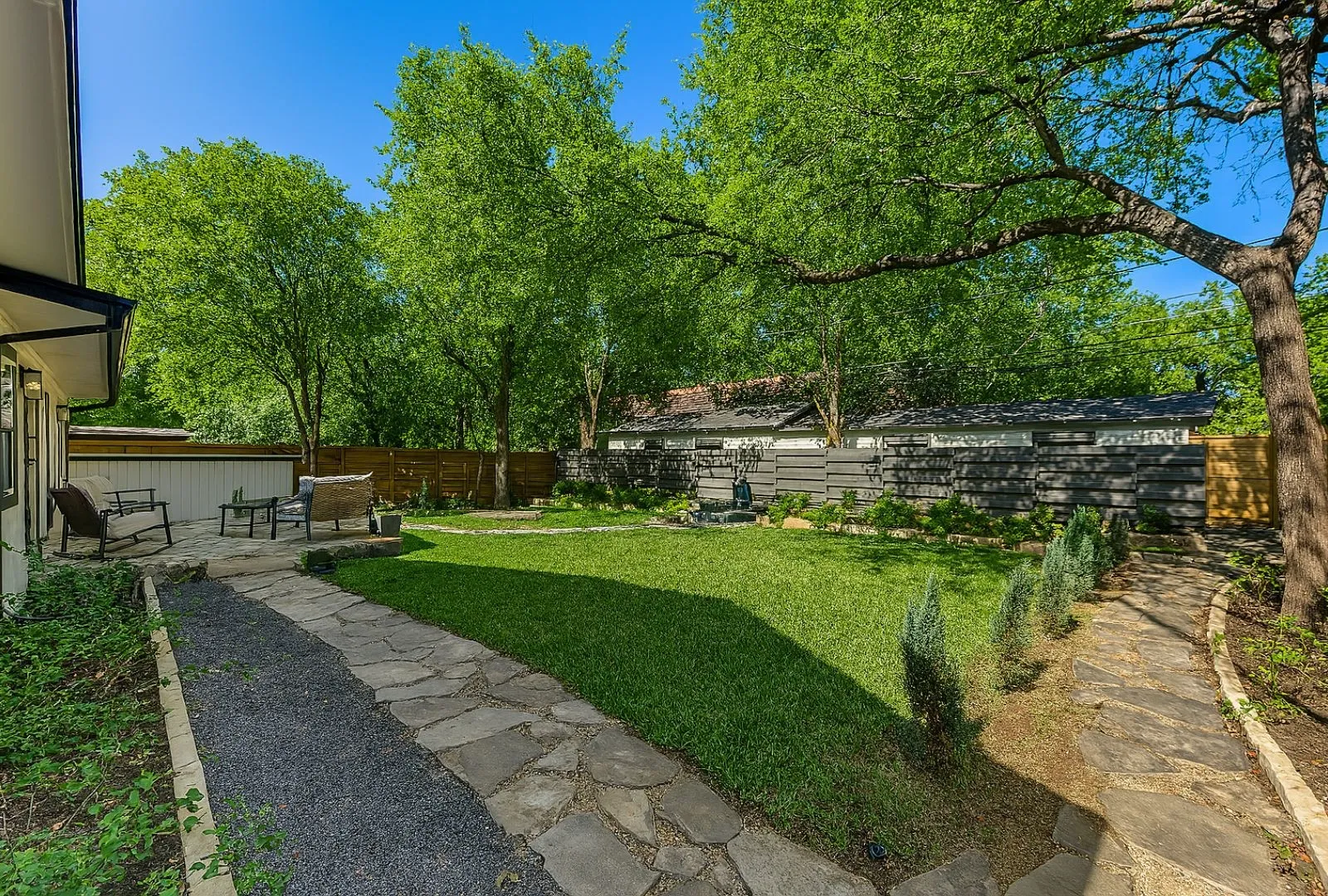 Single Family Residence For Sale in Travis County , 7002 Whispering Oaks Drive, Austin, Texas 78745, 5 Bedroom, 4 Bathroom, 2 Garage spaces, 2,216 Sqft, built in 1970, Preowned, mls#21036013, Real Estate Agent in Austin, Homes For Sale in Travis county, Homes For Sale in Austin, Realtor in Austin Texas, Real Estate Brokerage Independent Realty Texas, Luminita Cordes Realtor