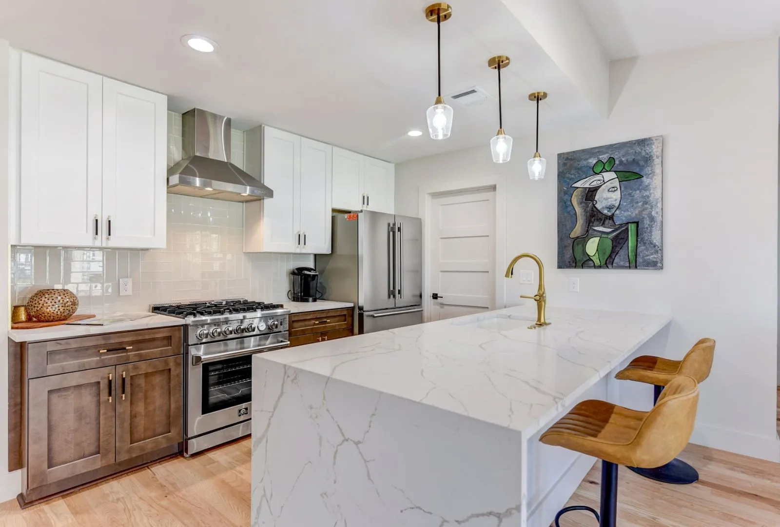 Single Family Residence For Sale in Travis County , 7002 Whispering Oaks Drive, Austin, Texas 78745, 5 Bedroom, 4 Bathroom, 2 Garage spaces, 2,216 Sqft, built in 1970, Preowned, mls#21036013, Real Estate Agent in Austin, Homes For Sale in Travis county, Homes For Sale in Austin, Realtor in Austin Texas, Real Estate Brokerage Independent Realty Texas, Luminita Cordes Realtor