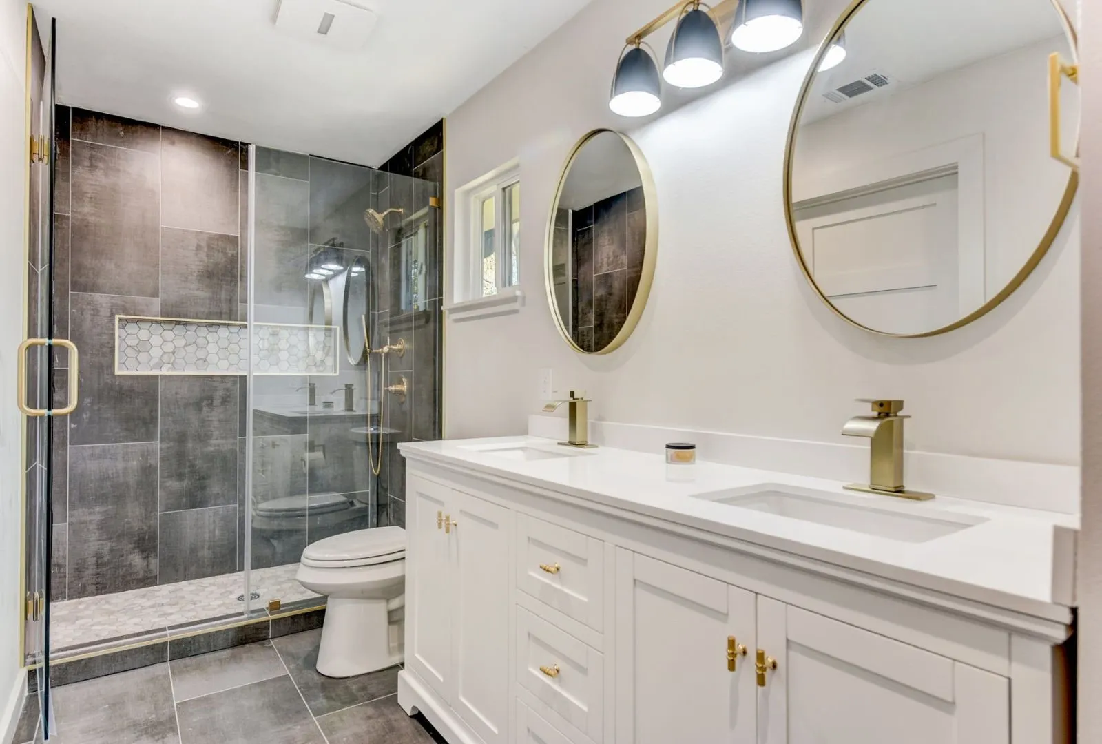 Single Family Residence For Sale in Travis County , 7002 Whispering Oaks Drive, Austin, Texas 78745, 5 Bedroom, 4 Bathroom, 2 Garage spaces, 2,216 Sqft, built in 1970, Preowned, mls#21036013, Real Estate Agent in Austin, Homes For Sale in Travis county, Homes For Sale in Austin, Realtor in Austin Texas, Real Estate Brokerage Independent Realty Texas, Luminita Cordes Realtor