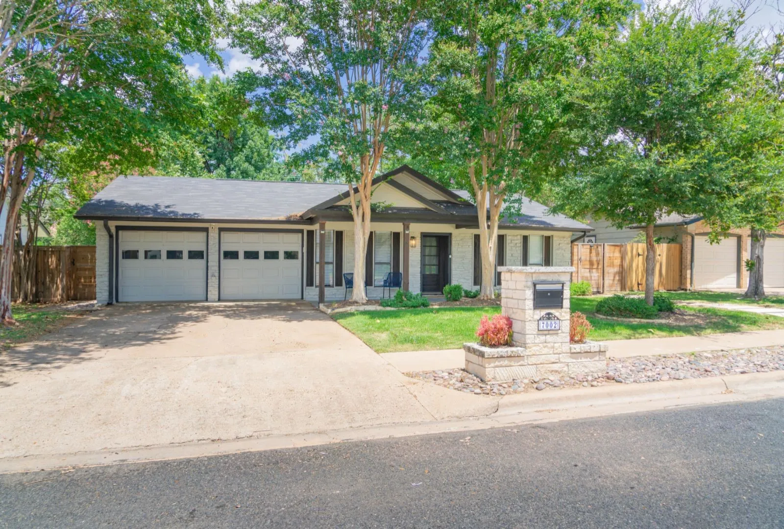 Single Family Residence For Sale in Travis County , 7002 Whispering Oaks Drive, Austin, Texas 78745, 5 Bedroom, 4 Bathroom, 2 Garage spaces, 2,216 Sqft, built in 1970, Preowned, mls#21036013, Real Estate Agent in Austin, Homes For Sale in Travis county, Homes For Sale in Austin, Realtor in Austin Texas, Real Estate Brokerage Independent Realty Texas, Luminita Cordes Realtor