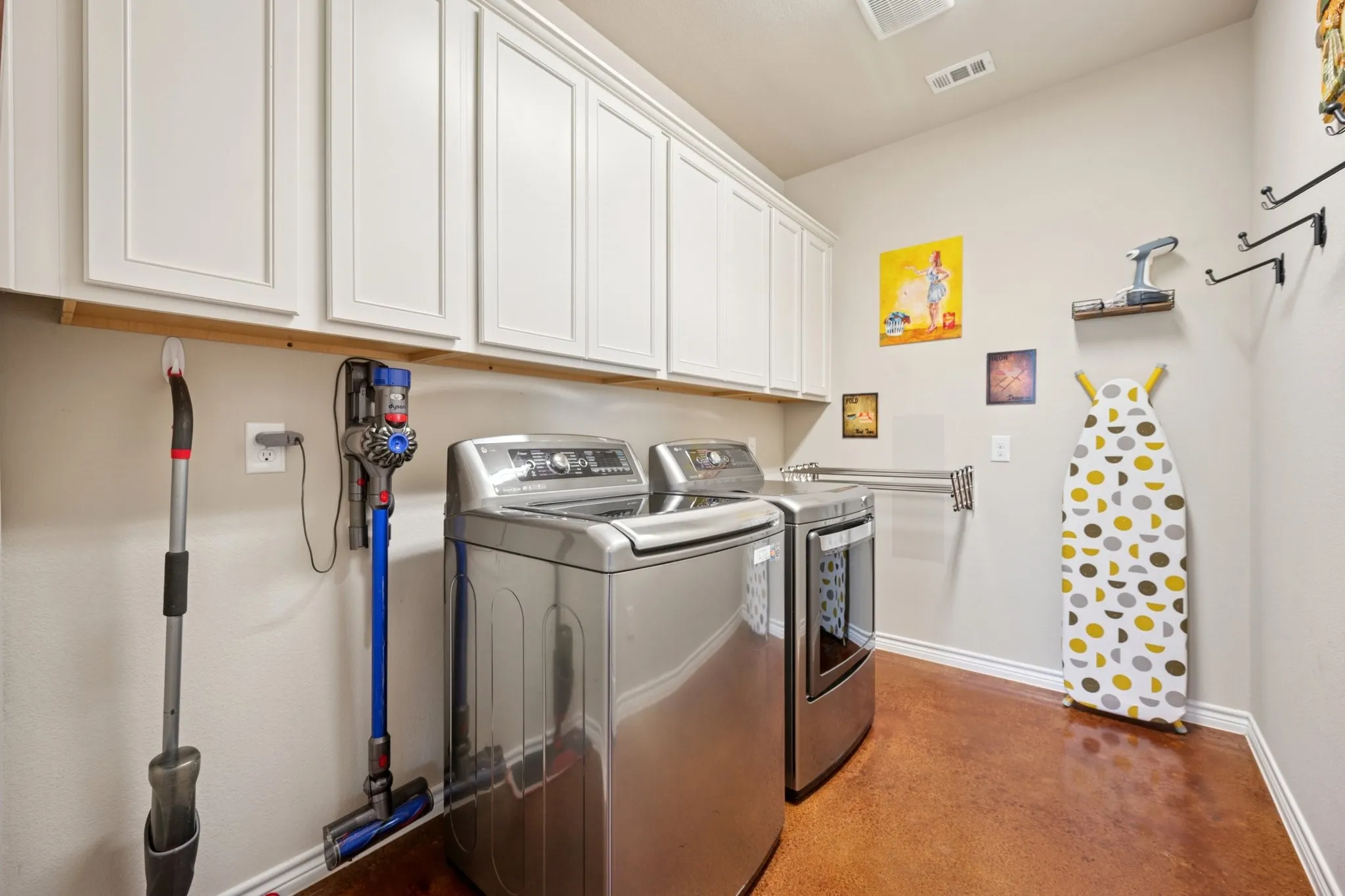 Single Family Residence For Sale in Grayson County , 2435 Cobler Road, Collinsville, Texas 76233, 3 Bedroom, 3 Bathroom, 4 Garage spaces, 2,557 Sqft, built in 2019, Preowned, mls#21038479, Real Estate Agent in Collinsville, Homes For Sale in Grayson county, Homes For Sale in Collinsville, Realtor in Collinsville Texas, Real Estate Brokerage Independent Realty Texas, Luminita Cordes Realtor