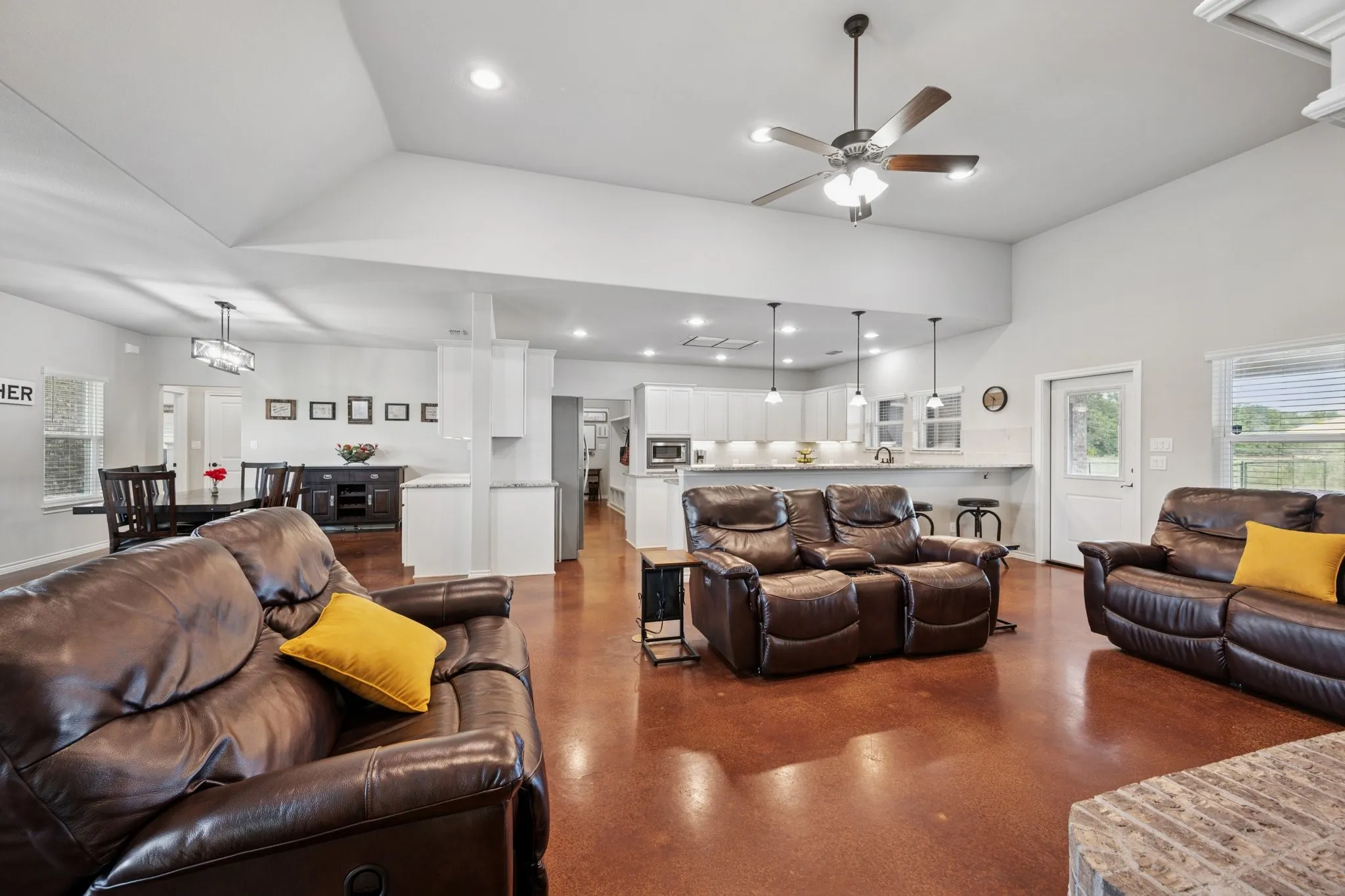 Single Family Residence For Sale in Grayson County , 2435 Cobler Road, Collinsville, Texas 76233, 3 Bedroom, 3 Bathroom, 4 Garage spaces, 2,557 Sqft, built in 2019, Preowned, mls#21038479, Real Estate Agent in Collinsville, Homes For Sale in Grayson county, Homes For Sale in Collinsville, Realtor in Collinsville Texas, Real Estate Brokerage Independent Realty Texas, Luminita Cordes Realtor
