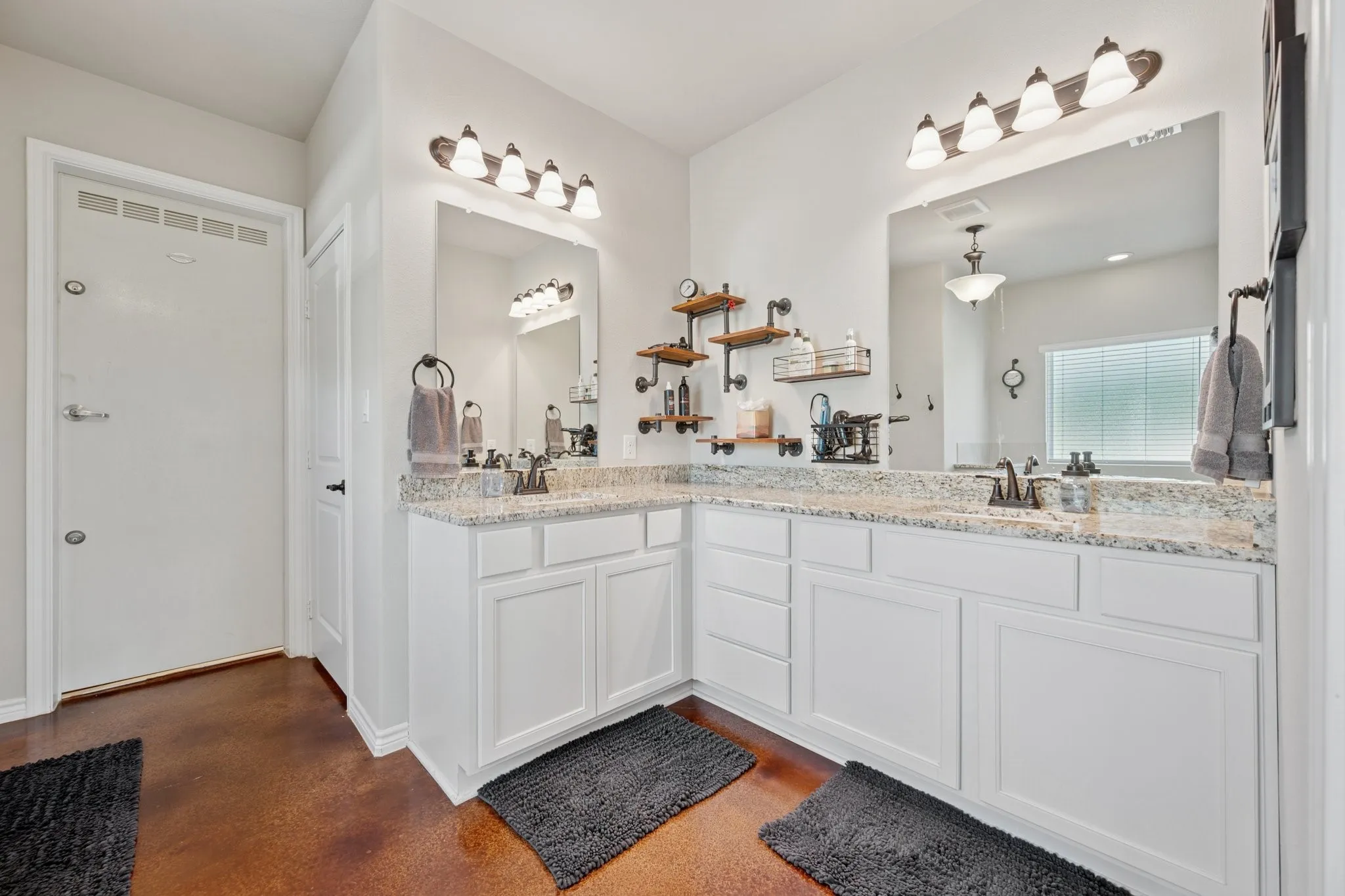 Single Family Residence For Sale in Grayson County , 2435 Cobler Road, Collinsville, Texas 76233, 3 Bedroom, 3 Bathroom, 4 Garage spaces, 2,557 Sqft, built in 2019, Preowned, mls#21038479, Real Estate Agent in Collinsville, Homes For Sale in Grayson county, Homes For Sale in Collinsville, Realtor in Collinsville Texas, Real Estate Brokerage Independent Realty Texas, Luminita Cordes Realtor