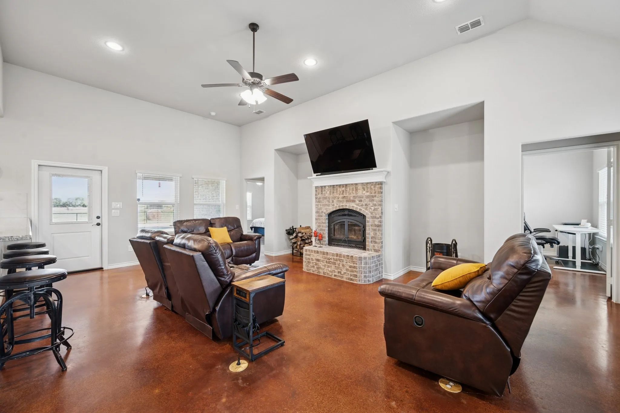 Single Family Residence For Sale in Grayson County , 2435 Cobler Road, Collinsville, Texas 76233, 3 Bedroom, 3 Bathroom, 4 Garage spaces, 2,557 Sqft, built in 2019, Preowned, mls#21038479, Real Estate Agent in Collinsville, Homes For Sale in Grayson county, Homes For Sale in Collinsville, Realtor in Collinsville Texas, Real Estate Brokerage Independent Realty Texas, Luminita Cordes Realtor