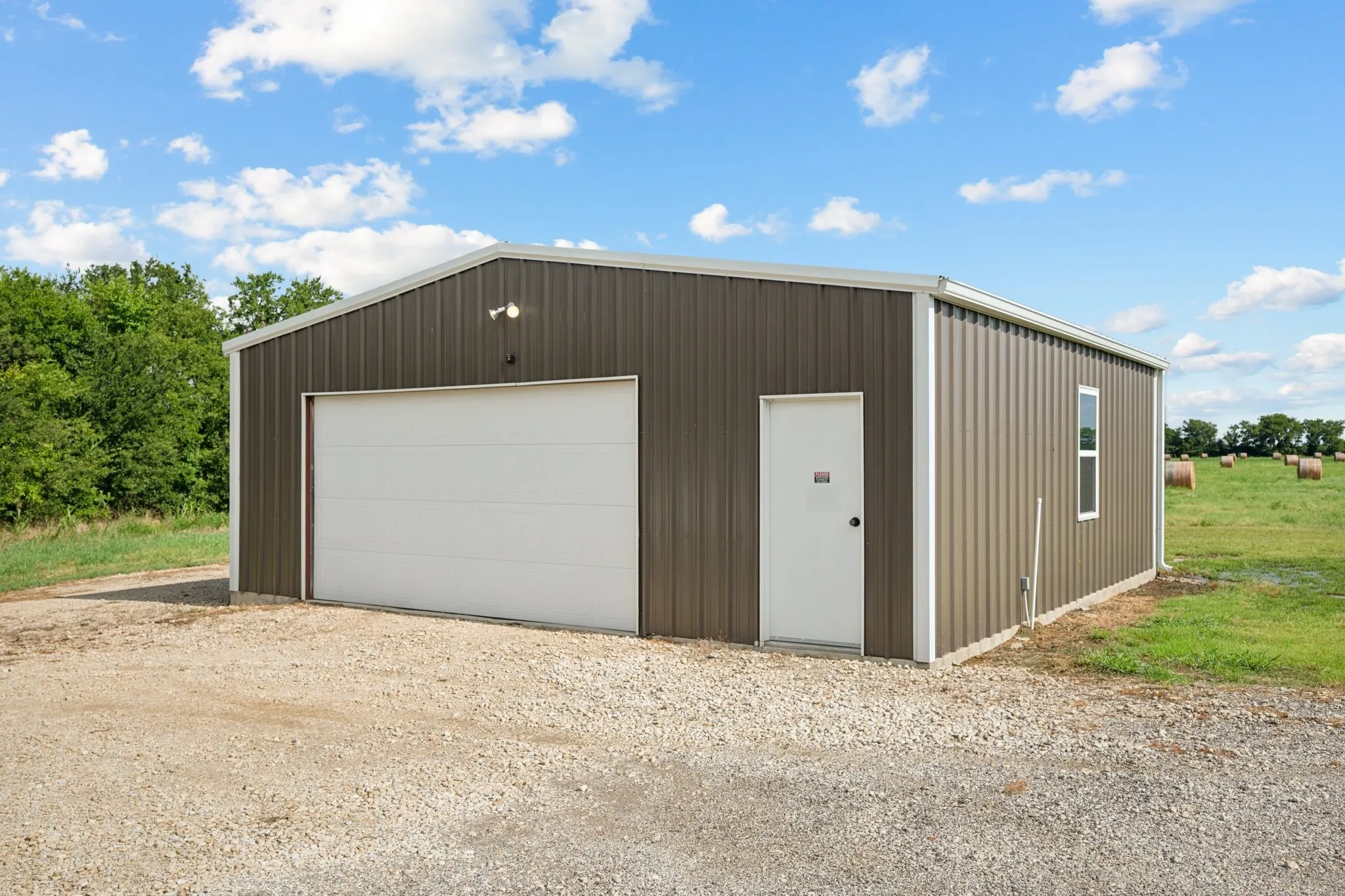 Single Family Residence For Sale in Grayson County , 2435 Cobler Road, Collinsville, Texas 76233, 3 Bedroom, 3 Bathroom, 4 Garage spaces, 2,557 Sqft, built in 2019, Preowned, mls#21038479, Real Estate Agent in Collinsville, Homes For Sale in Grayson county, Homes For Sale in Collinsville, Realtor in Collinsville Texas, Real Estate Brokerage Independent Realty Texas, Luminita Cordes Realtor
