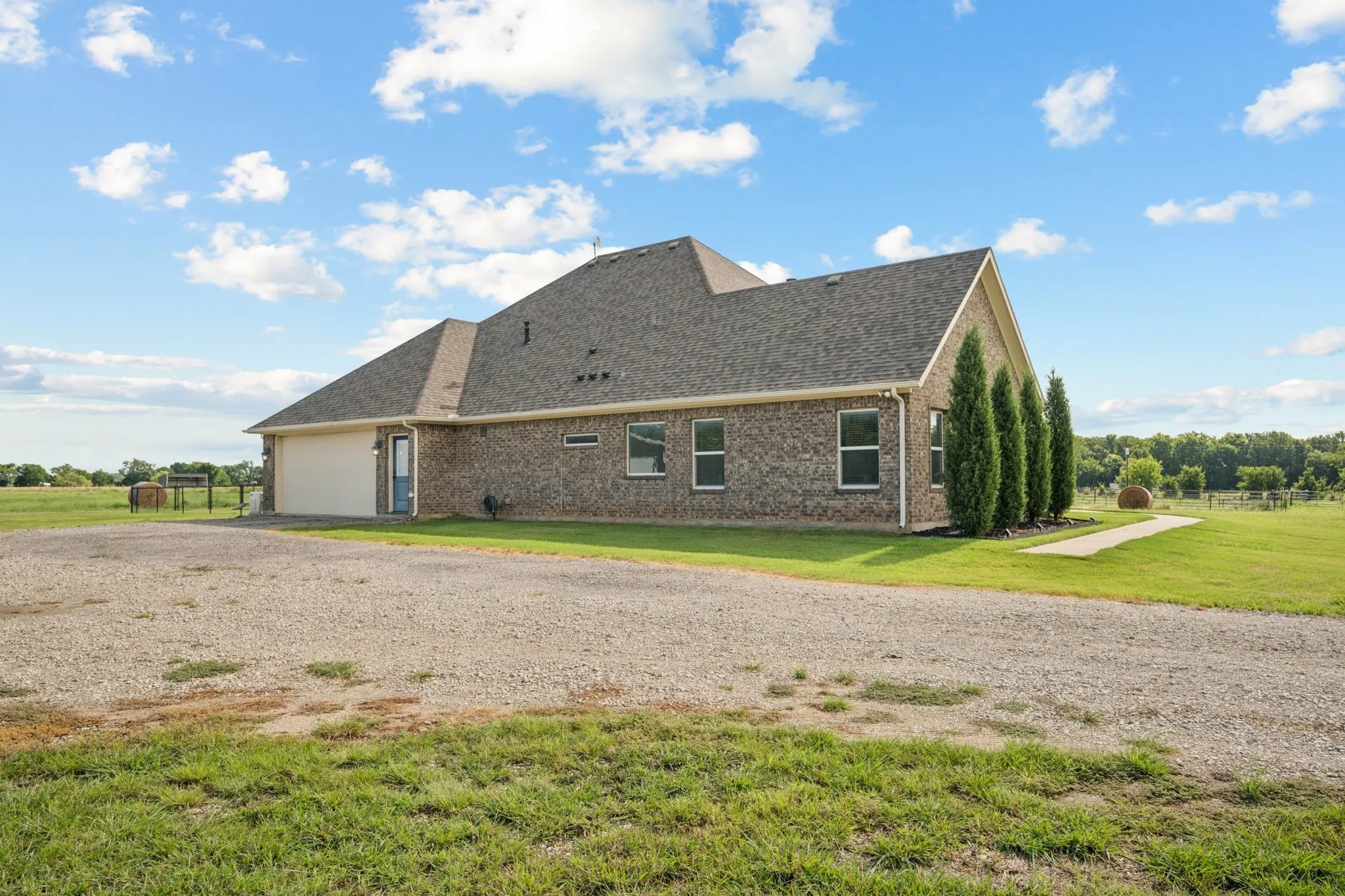 Single Family Residence For Sale in Grayson County , 2435 Cobler Road, Collinsville, Texas 76233, 3 Bedroom, 3 Bathroom, 4 Garage spaces, 2,557 Sqft, built in 2019, Preowned, mls#21038479, Real Estate Agent in Collinsville, Homes For Sale in Grayson county, Homes For Sale in Collinsville, Realtor in Collinsville Texas, Real Estate Brokerage Independent Realty Texas, Luminita Cordes Realtor