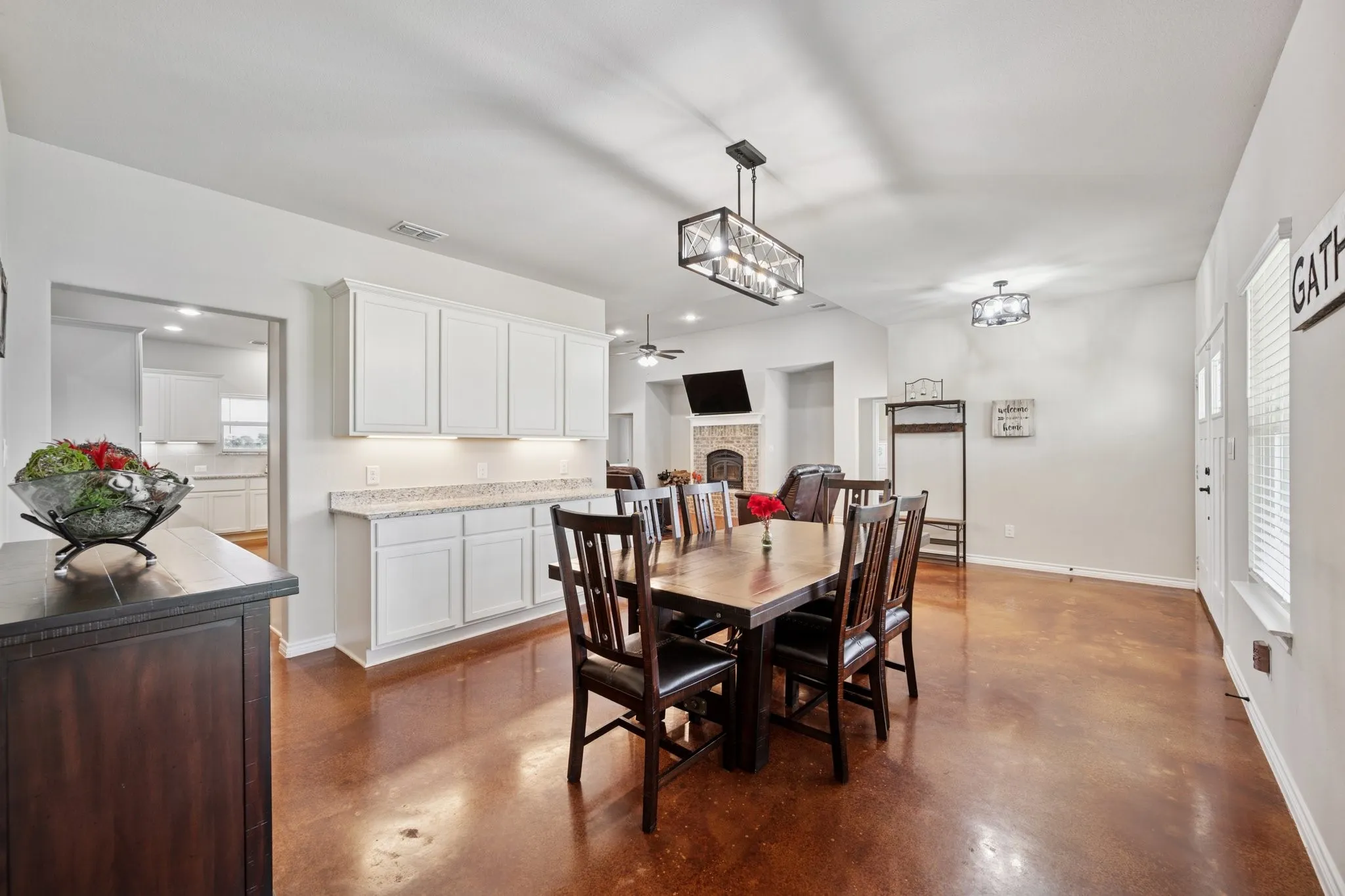 Single Family Residence For Sale in Grayson County , 2435 Cobler Road, Collinsville, Texas 76233, 3 Bedroom, 3 Bathroom, 4 Garage spaces, 2,557 Sqft, built in 2019, Preowned, mls#21038479, Real Estate Agent in Collinsville, Homes For Sale in Grayson county, Homes For Sale in Collinsville, Realtor in Collinsville Texas, Real Estate Brokerage Independent Realty Texas, Luminita Cordes Realtor