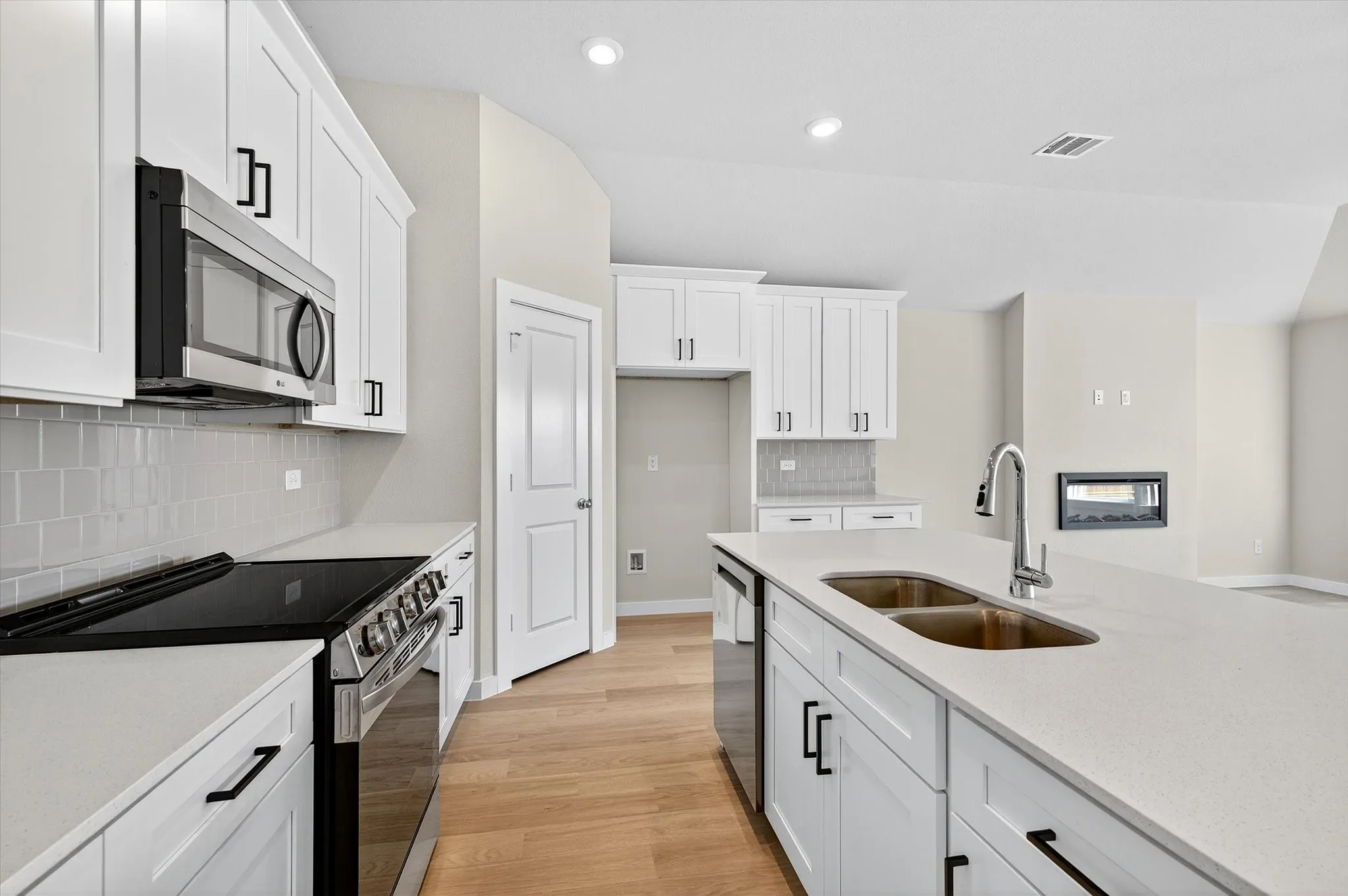 Single Family Residence For Sale in Grayson County , 2220 Trailside Drive, Sherman, Texas 75092, 3 Bedroom, 2 Bathroom, 2 Garage spaces, 1,600 Sqft, built in 2025, New Construction - Complete, mls#21037251, Real Estate Agent in Sherman, Homes For Sale in Grayson county, Homes For Sale in Sherman, Realtor in Sherman Texas, Real Estate Brokerage Independent Realty Texas, Luminita Cordes Realtor