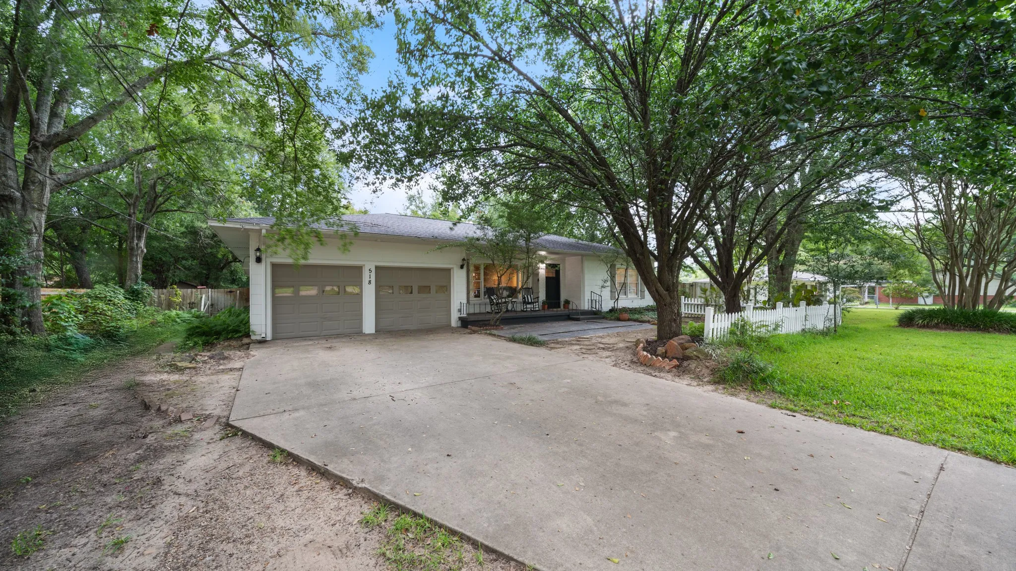 Single Family Residence For Sale in Van Zandt County , 518 W Kansas Street, Van, Texas 75790, 3 Bedroom, 2 Bathroom, 2 Garage spaces, 1,966 Sqft, built in 1967, mls#21039001, Real Estate Agent in Van, Homes For Sale in Van Zandt county, Homes For Sale in Van, Realtor in Van Texas, Real Estate Brokerage Independent Realty Texas, Luminita Cordes Realtor