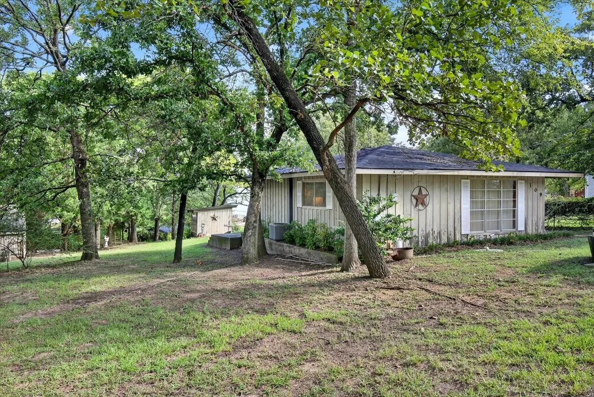Single Family Residence For Sale in Henderson County , 109 Circle Drive, Tool, Texas 75143, 1 Bedroom, 1 Bathroom, Garage spaces, 729 Sqft, built in 1965, Preowned, Price $324,500, mls#21039525, Real Estate Agent in Tool, Homes For Sale in Henderson county, Homes For Sale in Tool, Realtor in Tool Texas, Real Estate Brokerage Independent Realty Texas, Luminita Cordes Realtor
