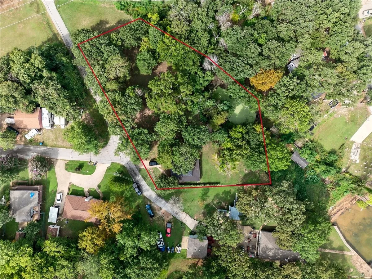 Aerial view of property and surrounding area featuring property boundaries highlighted