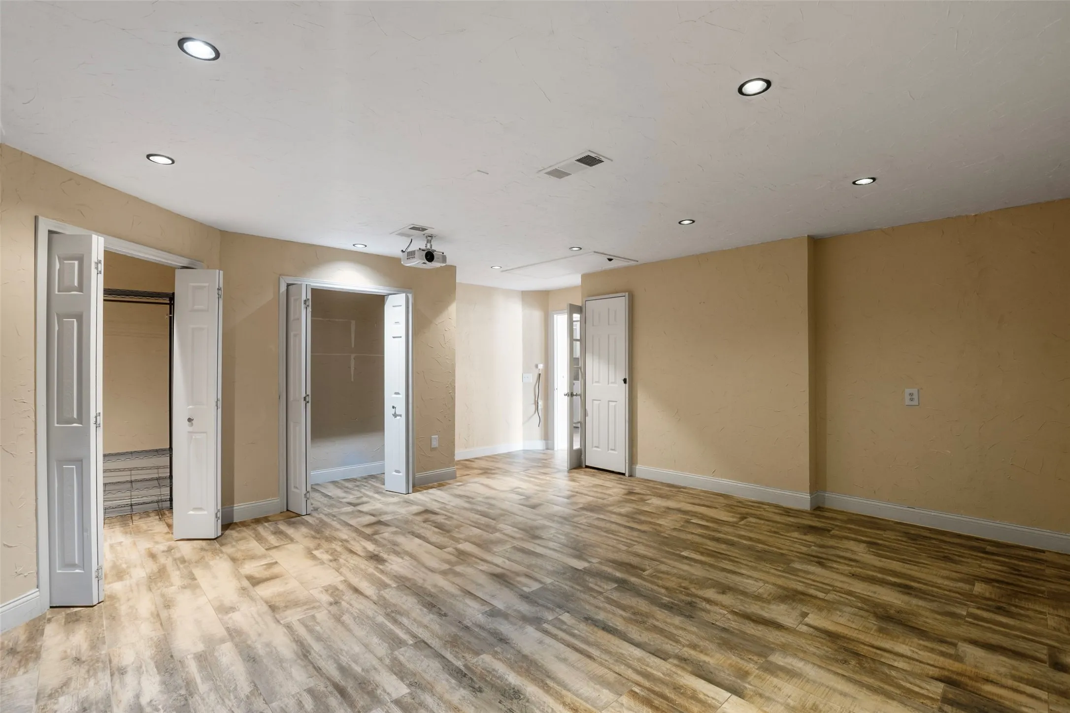 Single Family Residence For Sale in Denton County , 622 Meadowcrest Drive, Highland Village, Texas 75077, 3 Bedroom, 2 Bathroom, 2 Garage spaces, 2,532 Sqft, built in 1992, mls#21038281, Real Estate Agent in Highland Village, Homes For Sale in Denton county, Homes For Sale in Highland Village, Realtor in Highland Village Texas, Real Estate Brokerage Independent Realty Texas, Luminita Cordes Realtor