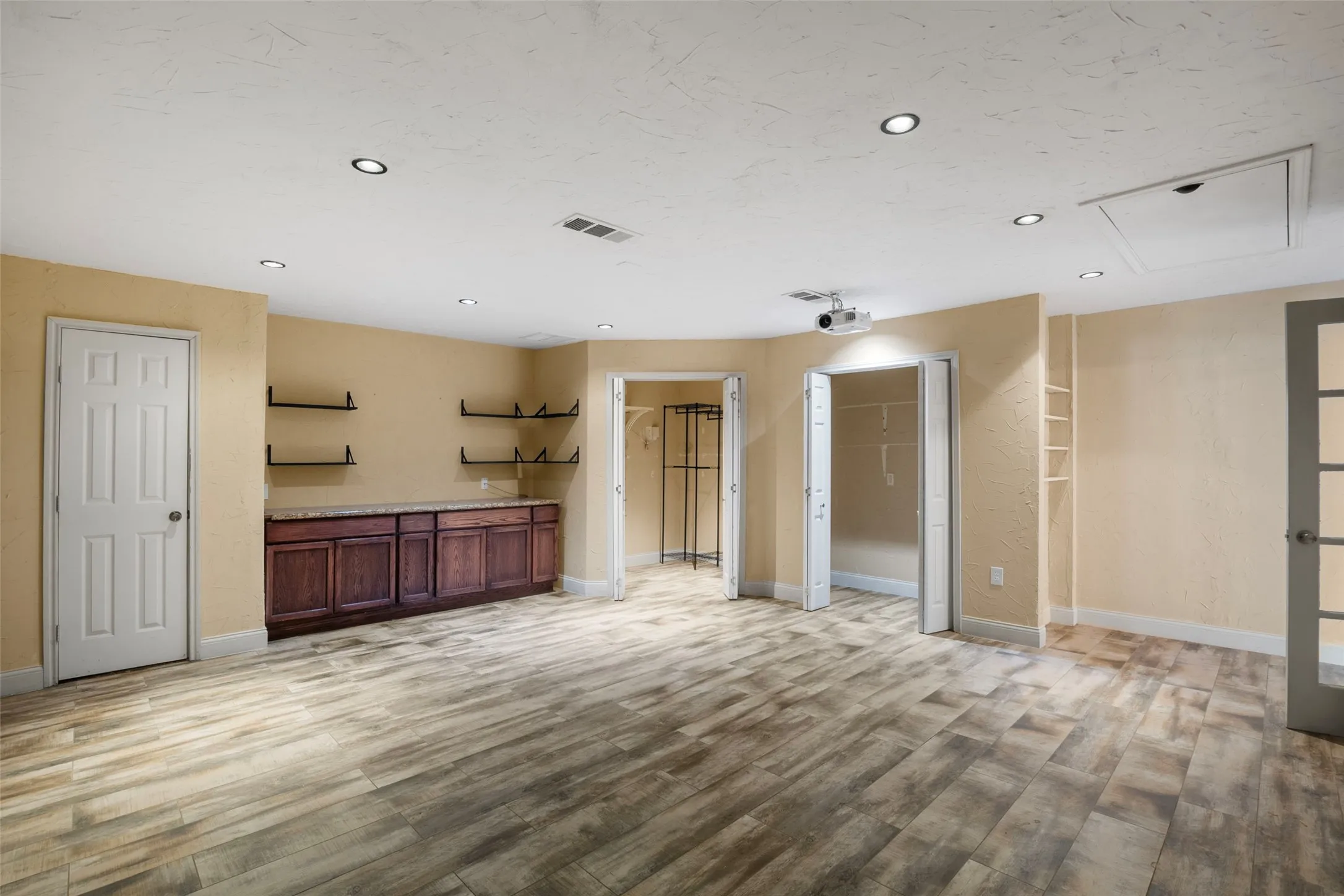Single Family Residence For Sale in Denton County , 622 Meadowcrest Drive, Highland Village, Texas 75077, 3 Bedroom, 2 Bathroom, 2 Garage spaces, 2,532 Sqft, built in 1992, mls#21038281, Real Estate Agent in Highland Village, Homes For Sale in Denton county, Homes For Sale in Highland Village, Realtor in Highland Village Texas, Real Estate Brokerage Independent Realty Texas, Luminita Cordes Realtor