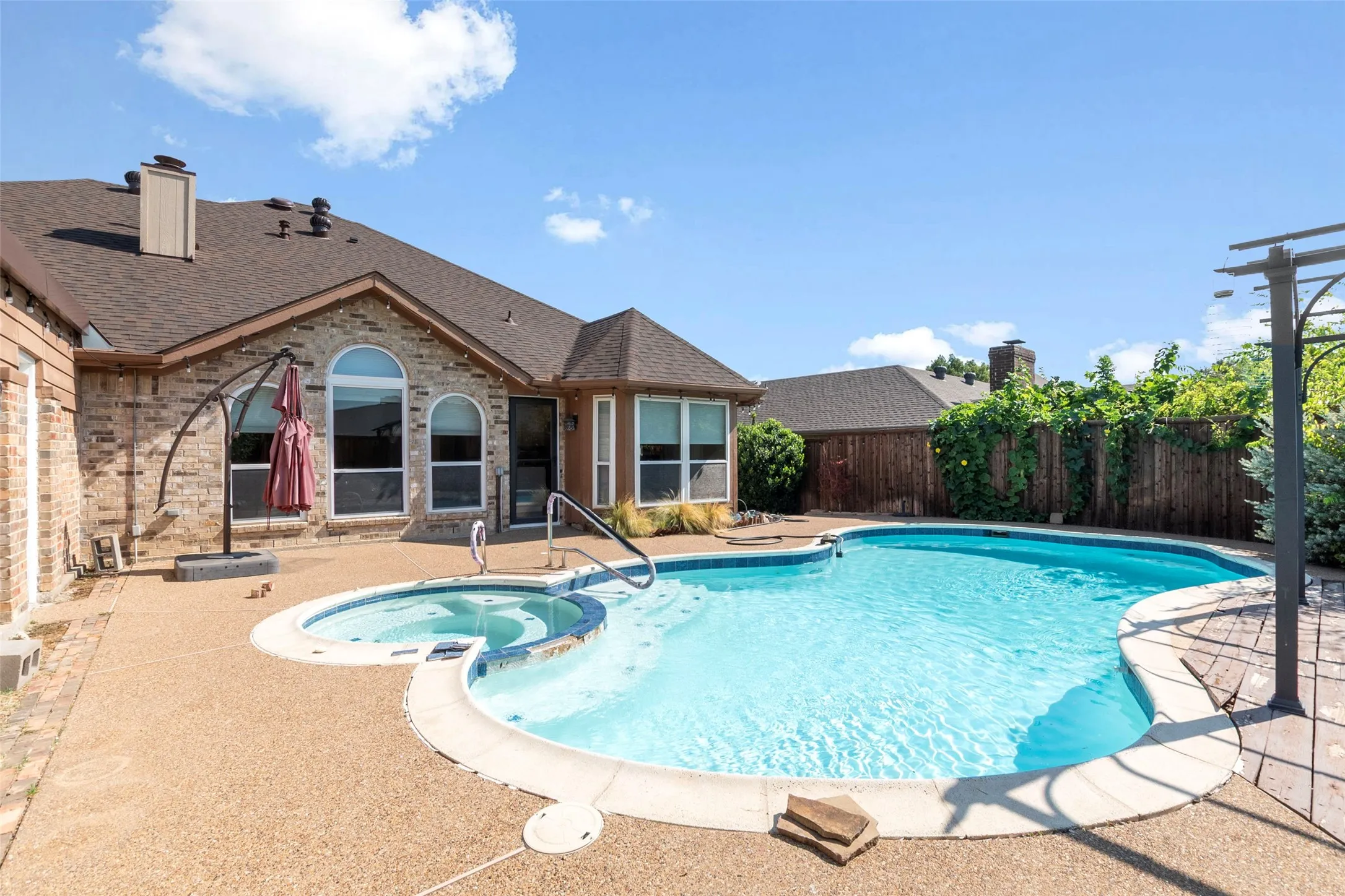 Single Family Residence For Sale in Denton County , 622 Meadowcrest Drive, Highland Village, Texas 75077, 3 Bedroom, 2 Bathroom, 2 Garage spaces, 2,532 Sqft, built in 1992, mls#21038281, Real Estate Agent in Highland Village, Homes For Sale in Denton county, Homes For Sale in Highland Village, Realtor in Highland Village Texas, Real Estate Brokerage Independent Realty Texas, Luminita Cordes Realtor