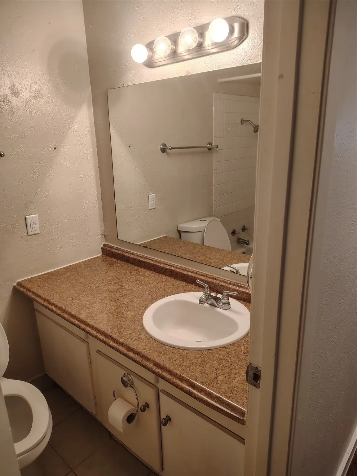 Condominium For Sale in Dallas County , 13849 Leinsper Green Street, Dallas, Texas 75240, 3 Bedroom, 2 Bathroom, Garage spaces, 1,170 Sqft, built in 1969, mls#21039254, Real Estate Agent in Dallas, Homes For Sale in Dallas county, Homes For Sale in Dallas, Realtor in Dallas Texas, Real Estate Brokerage Independent Realty Texas, Luminita Cordes Realtor