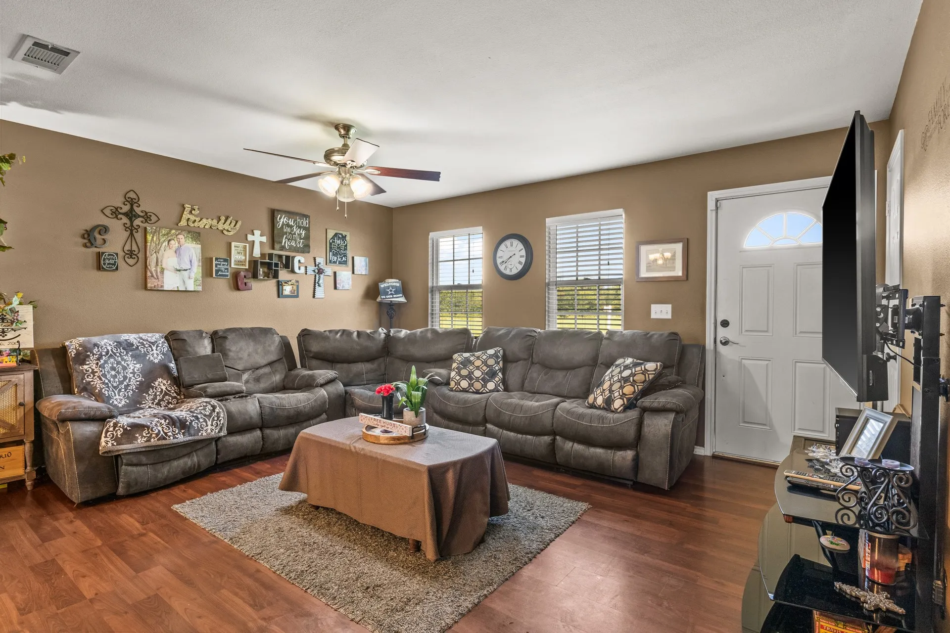 Single Family Residence For Sale in Camp County , 509 County Road 1309, Pittsburg, Texas 75686, 3 Bedroom, 3 Bathroom, Garage spaces, 1,508 Sqft, built in 2006, mls#21038808, Real Estate Agent in Pittsburg, Homes For Sale in Camp county, Homes For Sale in Pittsburg, Realtor in Pittsburg Texas, Real Estate Brokerage Independent Realty Texas, Luminita Cordes Realtor