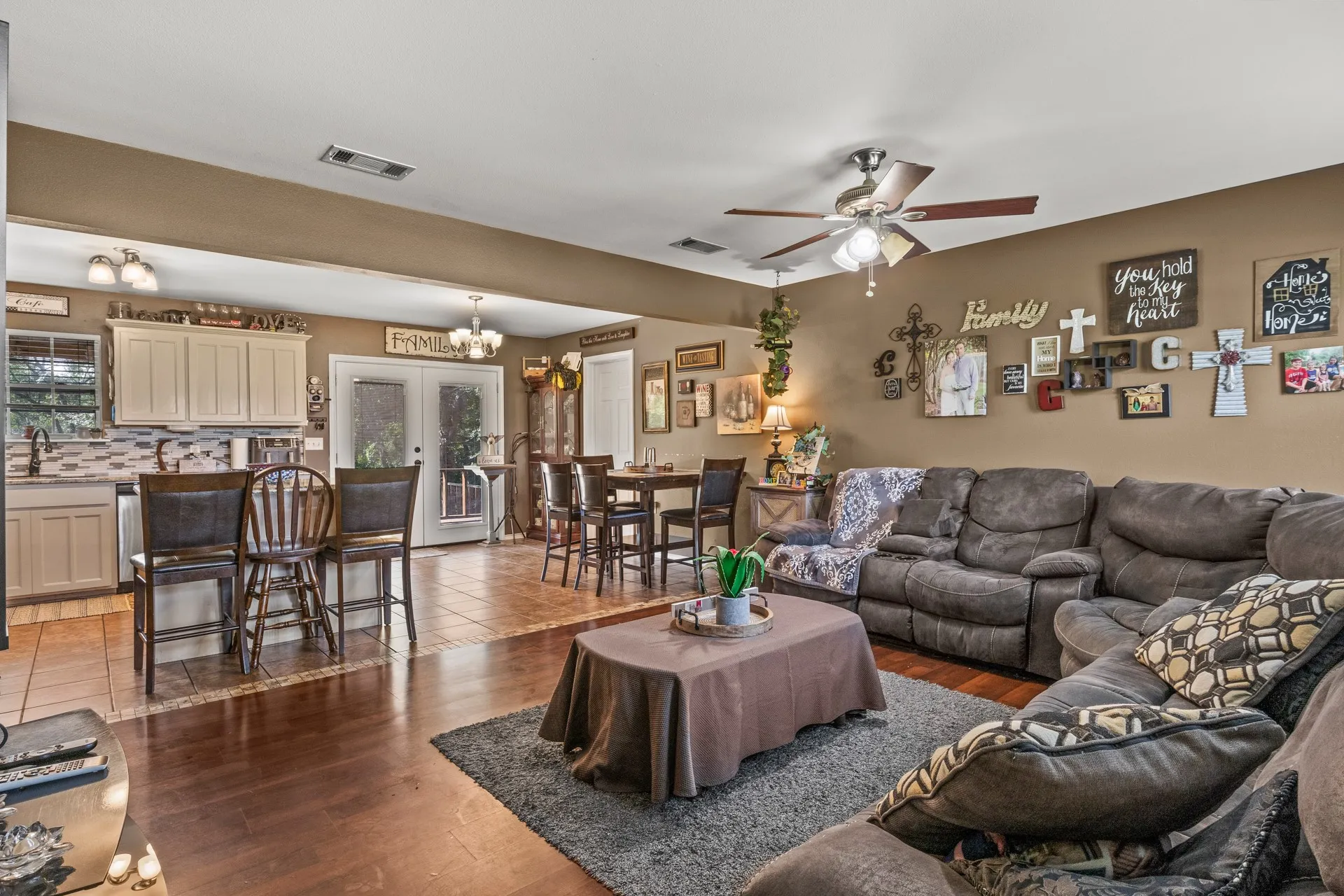 Single Family Residence For Sale in Camp County , 509 County Road 1309, Pittsburg, Texas 75686, 3 Bedroom, 3 Bathroom, Garage spaces, 1,508 Sqft, built in 2006, mls#21038808, Real Estate Agent in Pittsburg, Homes For Sale in Camp county, Homes For Sale in Pittsburg, Realtor in Pittsburg Texas, Real Estate Brokerage Independent Realty Texas, Luminita Cordes Realtor