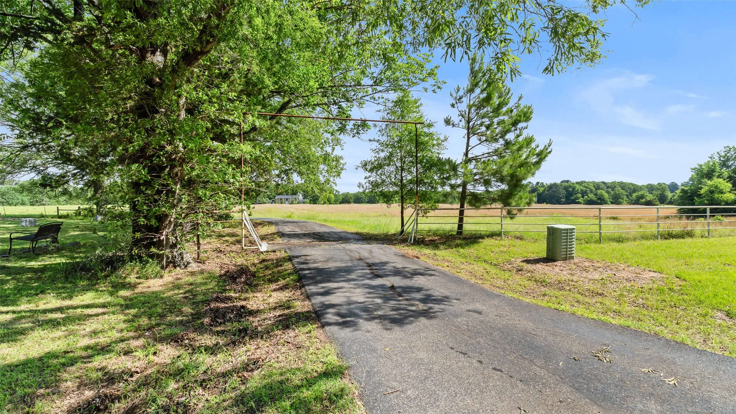 Farm For Sale in Bowie County , 6128 Fm 1840, New Boston, Texas 75570, 3 Bedrooms, 3 Bathrooms, 2 Garage spaces, 2,736 Sqft, built in 1978, Preowned, Price $599,000, mls#21029862, Real Estate Agent in New Boston, Homes For Sale in Bowie county, Homes For Sale in New Boston, Realtor in New Boston Texas, Real Estate Brokerage Independent Realty Texas, Luminita Cordes Realtor