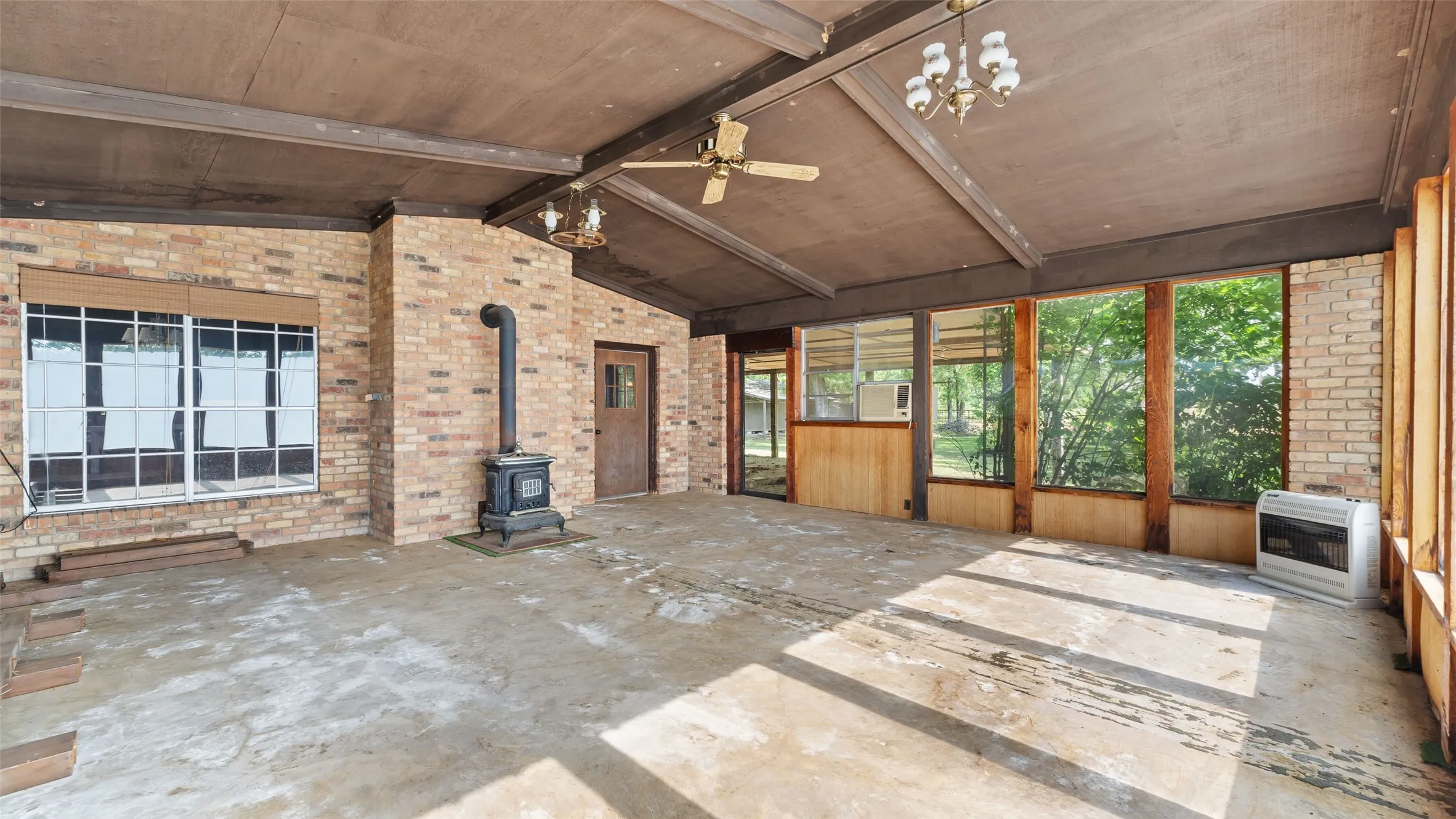 Farm For Sale in Bowie County , 6128 Fm 1840, New Boston, Texas 75570, 3 Bedrooms, 3 Bathrooms, 2 Garage spaces, 2,736 Sqft, built in 1978, Preowned, Price $599,000, mls#21029862, Real Estate Agent in New Boston, Homes For Sale in Bowie county, Homes For Sale in New Boston, Realtor in New Boston Texas, Real Estate Brokerage Independent Realty Texas, Luminita Cordes Realtor
