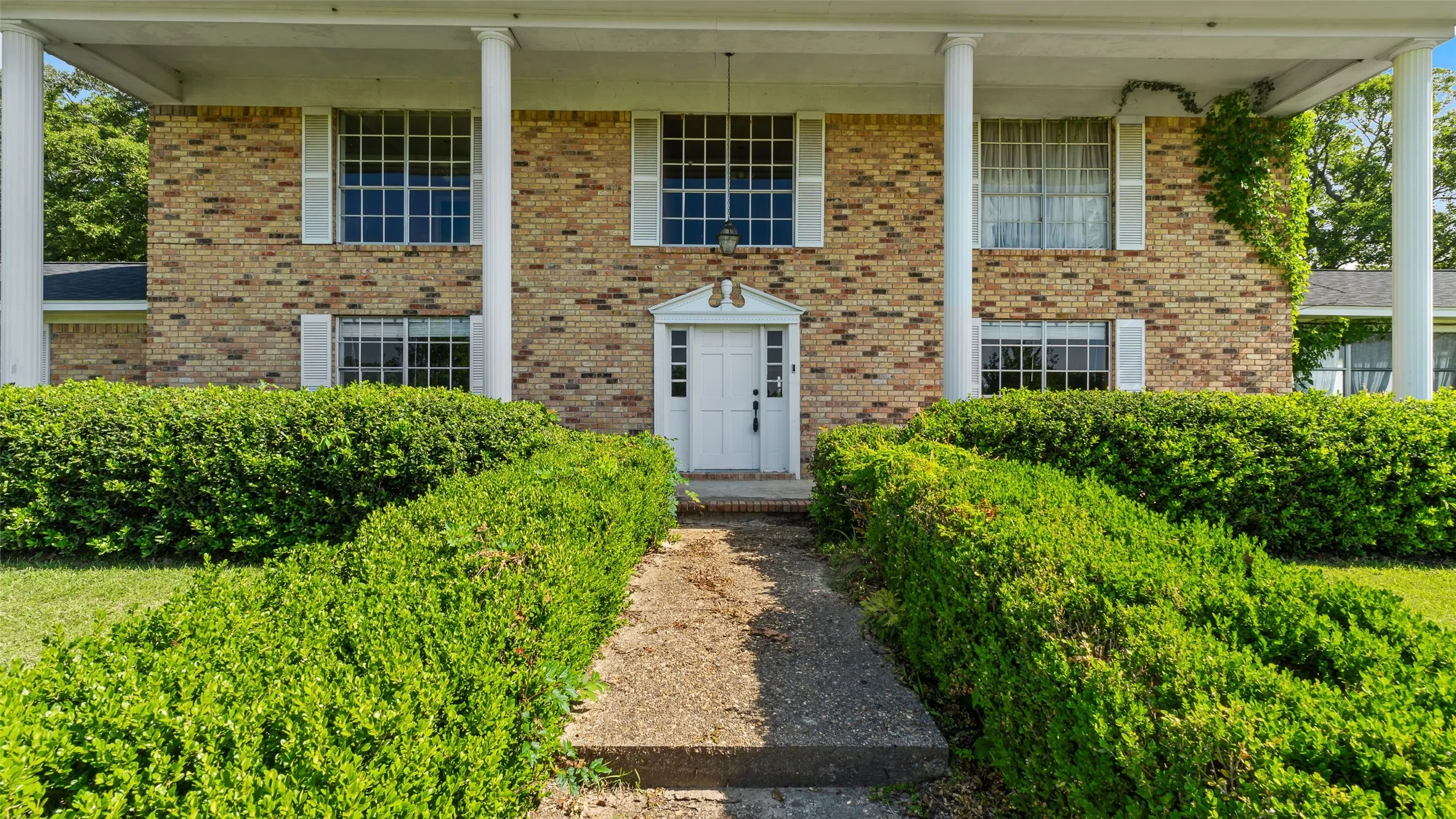 Farm For Sale in Bowie County , 6128 Fm 1840, New Boston, Texas 75570, 3 Bedrooms, 3 Bathrooms, 2 Garage spaces, 2,736 Sqft, built in 1978, Preowned, Price $599,000, mls#21029862, Real Estate Agent in New Boston, Homes For Sale in Bowie county, Homes For Sale in New Boston, Realtor in New Boston Texas, Real Estate Brokerage Independent Realty Texas, Luminita Cordes Realtor