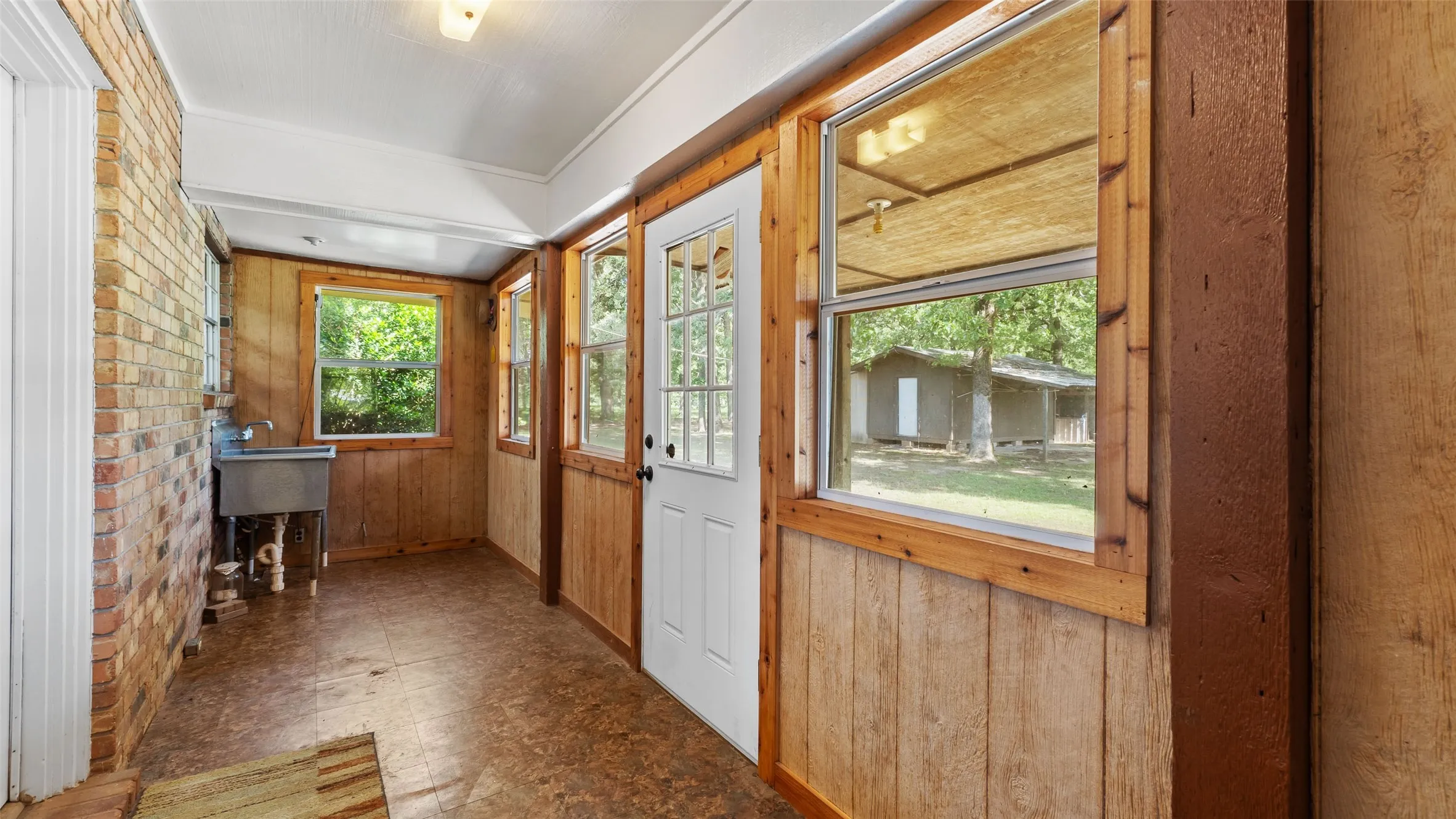 Farm For Sale in Bowie County , 6128 Fm 1840, New Boston, Texas 75570, 3 Bedrooms, 3 Bathrooms, 2 Garage spaces, 2,736 Sqft, built in 1978, Preowned, Price $599,000, mls#21029862, Real Estate Agent in New Boston, Homes For Sale in Bowie county, Homes For Sale in New Boston, Realtor in New Boston Texas, Real Estate Brokerage Independent Realty Texas, Luminita Cordes Realtor