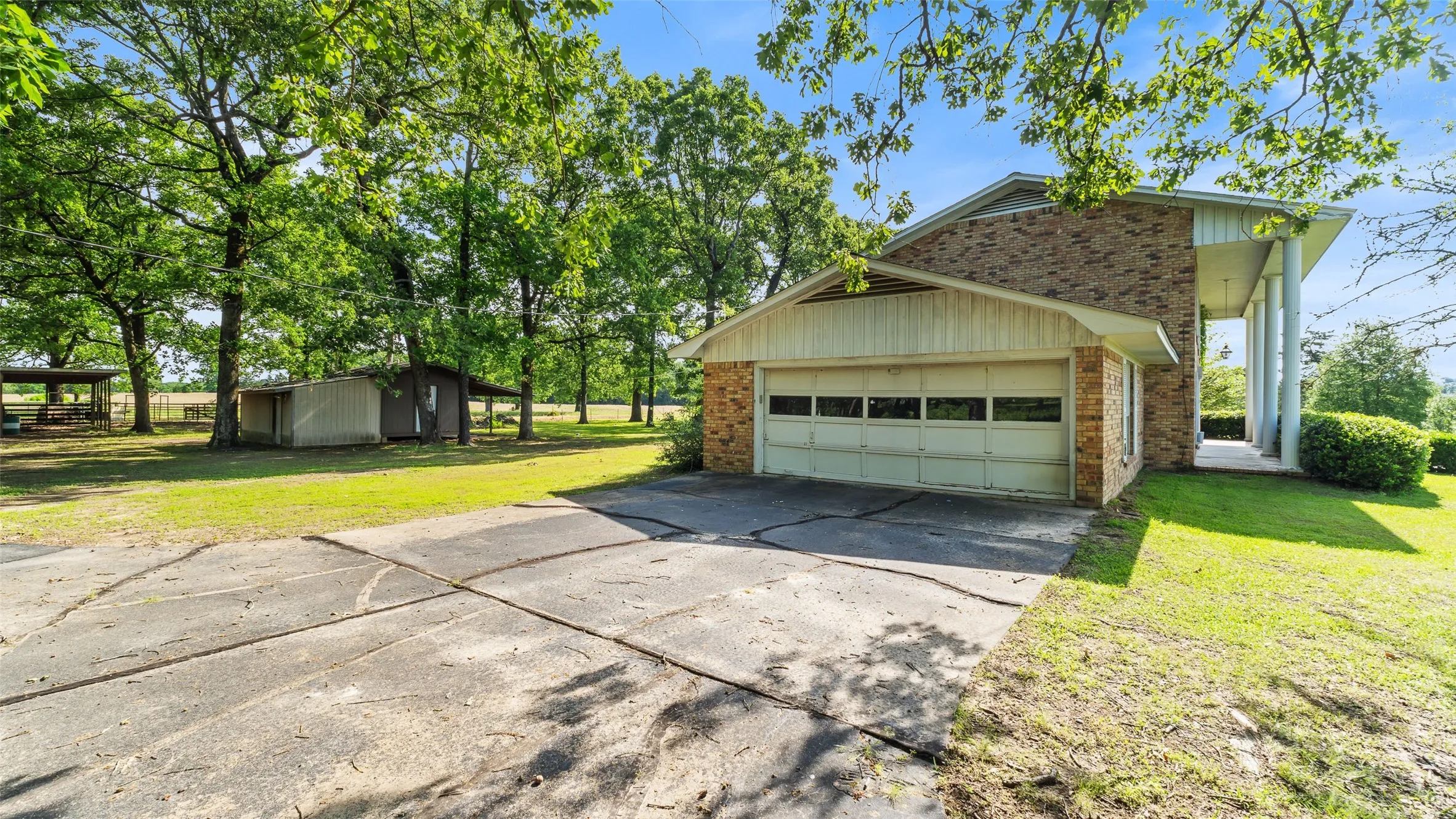 Farm For Sale in Bowie County , 6128 Fm 1840, New Boston, Texas 75570, 3 Bedrooms, 3 Bathrooms, 2 Garage spaces, 2,736 Sqft, built in 1978, Preowned, Price $599,000, mls#21029862, Real Estate Agent in New Boston, Homes For Sale in Bowie county, Homes For Sale in New Boston, Realtor in New Boston Texas, Real Estate Brokerage Independent Realty Texas, Luminita Cordes Realtor