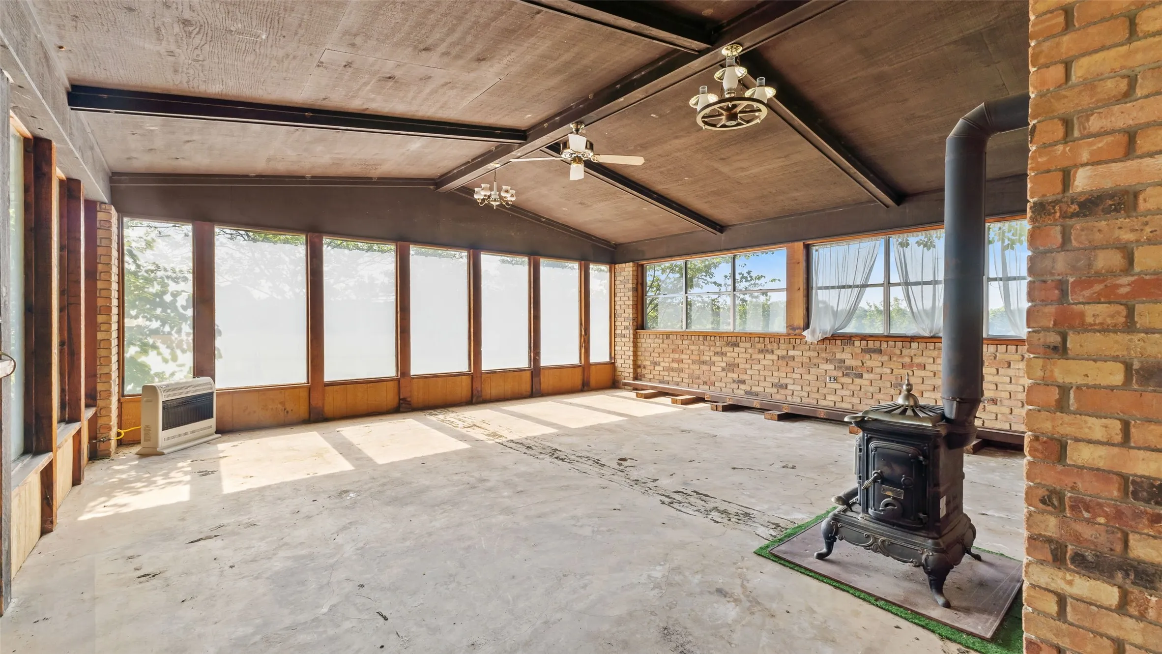Farm For Sale in Bowie County , 6128 Fm 1840, New Boston, Texas 75570, 3 Bedrooms, 3 Bathrooms, 2 Garage spaces, 2,736 Sqft, built in 1978, Preowned, Price $599,000, mls#21029862, Real Estate Agent in New Boston, Homes For Sale in Bowie county, Homes For Sale in New Boston, Realtor in New Boston Texas, Real Estate Brokerage Independent Realty Texas, Luminita Cordes Realtor