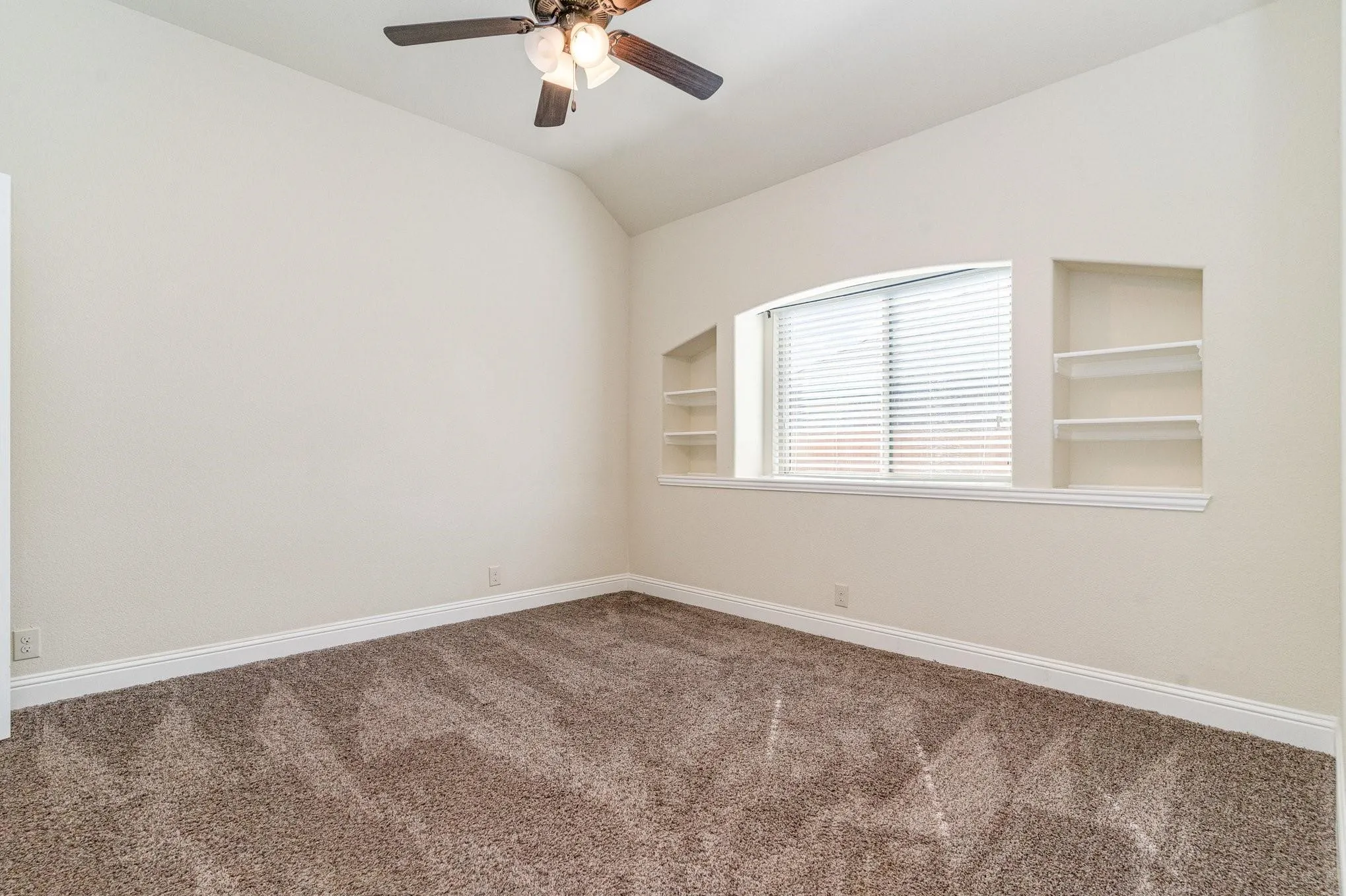 Single Family Residence For Sale in Kaufman County , 2008 Longbridge Road, Forney, Texas 75126, 4 Bedroom, 3 Bathroom, 2 Garage spaces, 3,691 Sqft, built in 2018, mls#21040154, Real Estate Agent in Forney, Homes For Sale in Kaufman county, Homes For Sale in Forney, Realtor in Forney Texas, Real Estate Brokerage Independent Realty Texas, Luminita Cordes Realtor