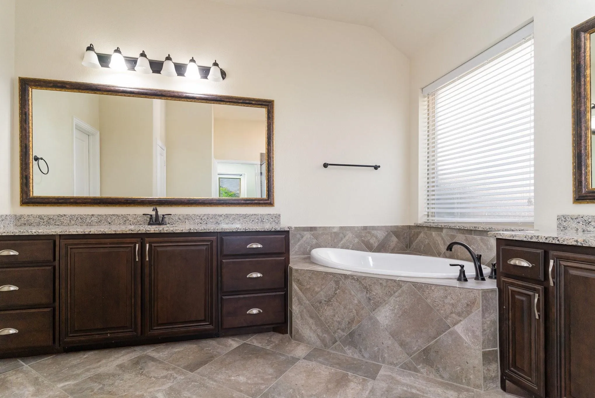 Single Family Residence For Sale in Kaufman County , 2008 Longbridge Road, Forney, Texas 75126, 4 Bedroom, 3 Bathroom, 2 Garage spaces, 3,691 Sqft, built in 2018, mls#21040154, Real Estate Agent in Forney, Homes For Sale in Kaufman county, Homes For Sale in Forney, Realtor in Forney Texas, Real Estate Brokerage Independent Realty Texas, Luminita Cordes Realtor