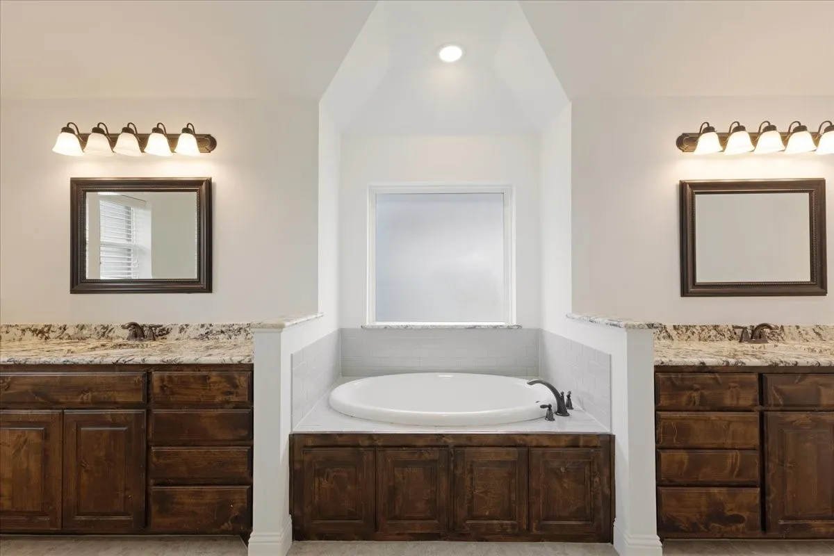 MASTER GARDEN TUB VIEW