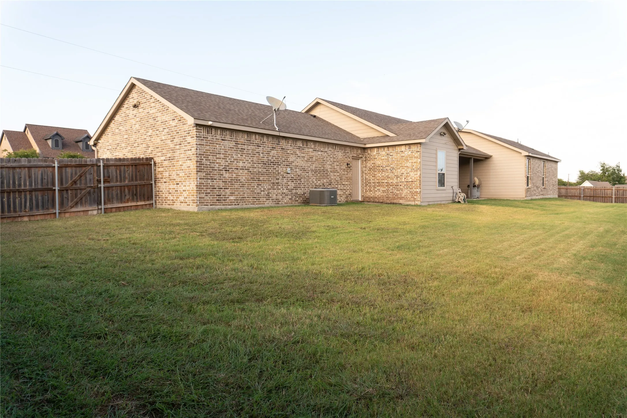 Single Family Residence For Sale in Tarrant County , 5600 Thoms Court, Fort Worth, Texas 76126, 4 Bedroom, 2 Bathroom, 2 Garage spaces, 2,110 Sqft, built in 2016, Preowned, mls#21040595, Real Estate Agent in Fort Worth, Homes For Sale in Tarrant county, Homes For Sale in Fort Worth, Realtor in Fort Worth Texas, Real Estate Brokerage Independent Realty Texas, Luminita Cordes Realtor
