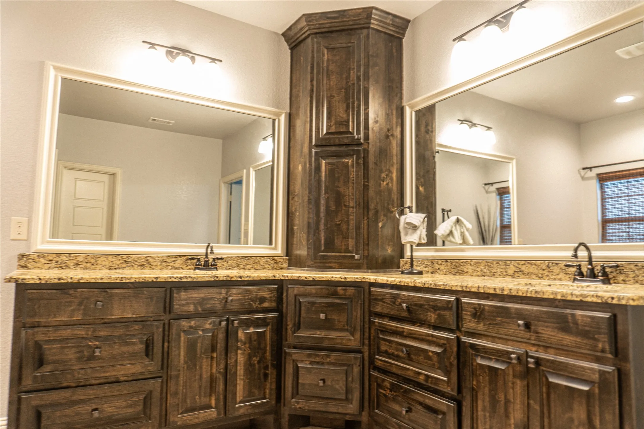 Single Family Residence For Sale in Tarrant County , 5600 Thoms Court, Fort Worth, Texas 76126, 4 Bedroom, 2 Bathroom, 2 Garage spaces, 2,110 Sqft, built in 2016, Preowned, mls#21040595, Real Estate Agent in Fort Worth, Homes For Sale in Tarrant county, Homes For Sale in Fort Worth, Realtor in Fort Worth Texas, Real Estate Brokerage Independent Realty Texas, Luminita Cordes Realtor