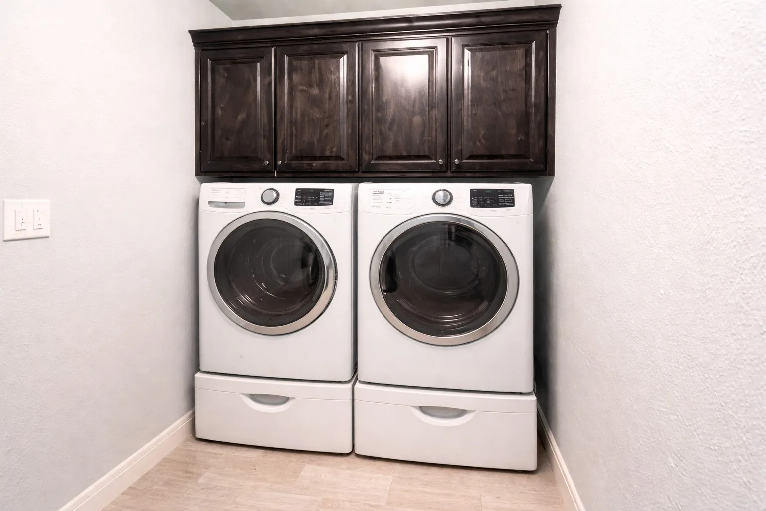Single Family Residence For Sale in Tarrant County , 5600 Thoms Court, Fort Worth, Texas 76126, 4 Bedroom, 2 Bathroom, 2 Garage spaces, 2,110 Sqft, built in 2016, Preowned, mls#21040595, Real Estate Agent in Fort Worth, Homes For Sale in Tarrant county, Homes For Sale in Fort Worth, Realtor in Fort Worth Texas, Real Estate Brokerage Independent Realty Texas, Luminita Cordes Realtor