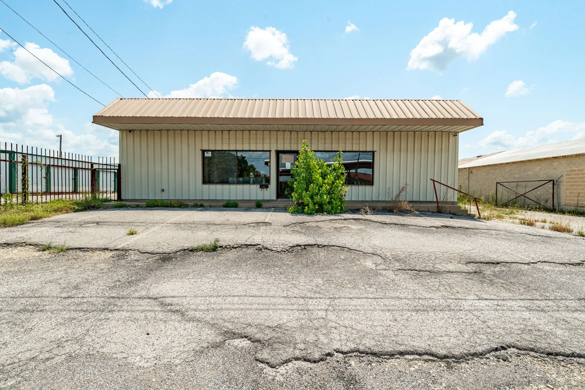 Industrial For Sale in Erath County , 1208 E Washington Street, Stephenville, Texas 76401, 0, 0, Garage spaces, 0 Sqft, built in 1940, Preowned, mls#21041892, Real Estate Agent in Stephenville, Homes For Sale in Erath county, Homes For Sale in Stephenville, Realtor in Stephenville Texas, Real Estate Brokerage Independent Realty Texas, Luminita Cordes Realtor