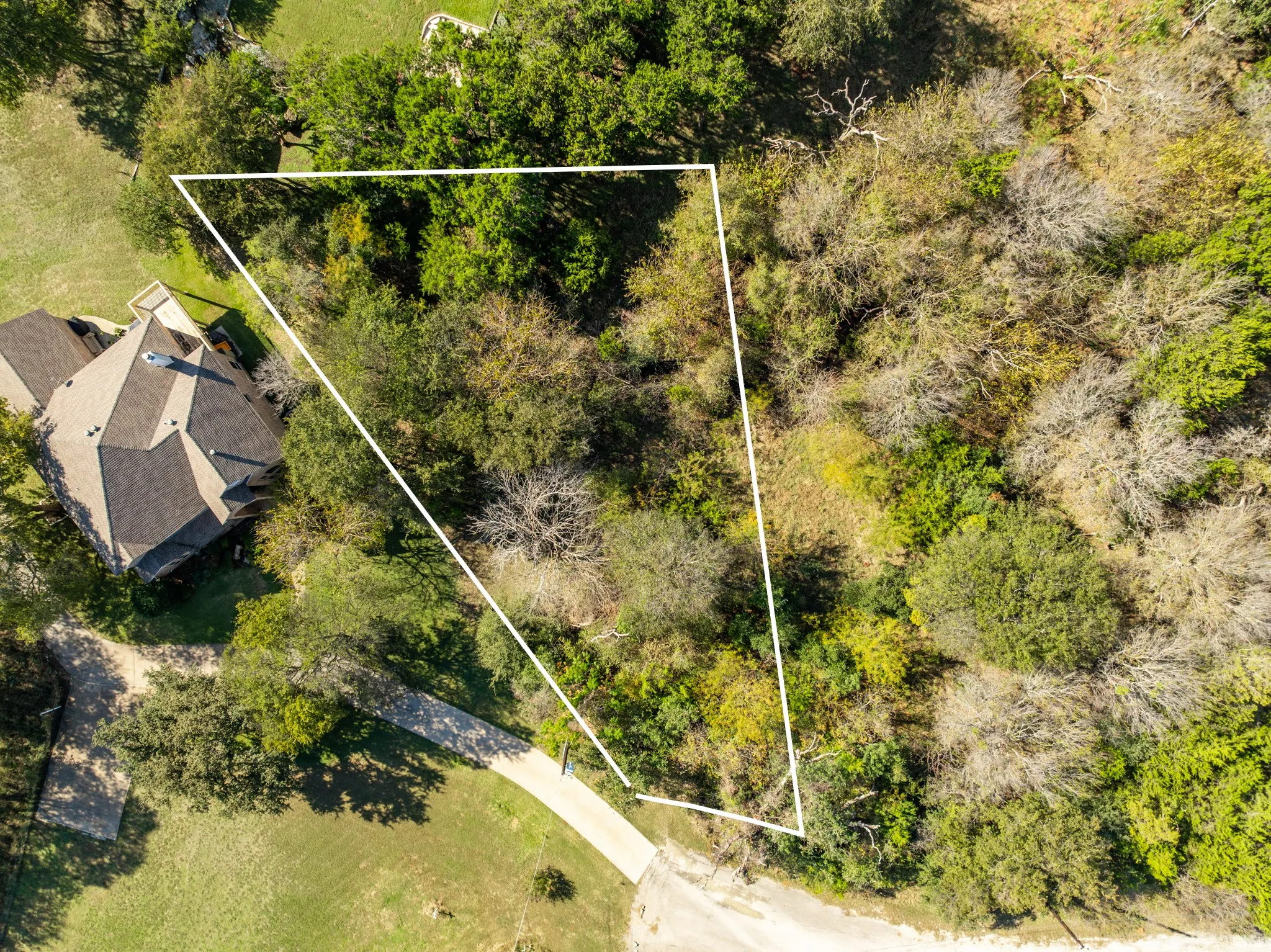 Aerial view of property and surrounding area featuring property boundaries highlighted