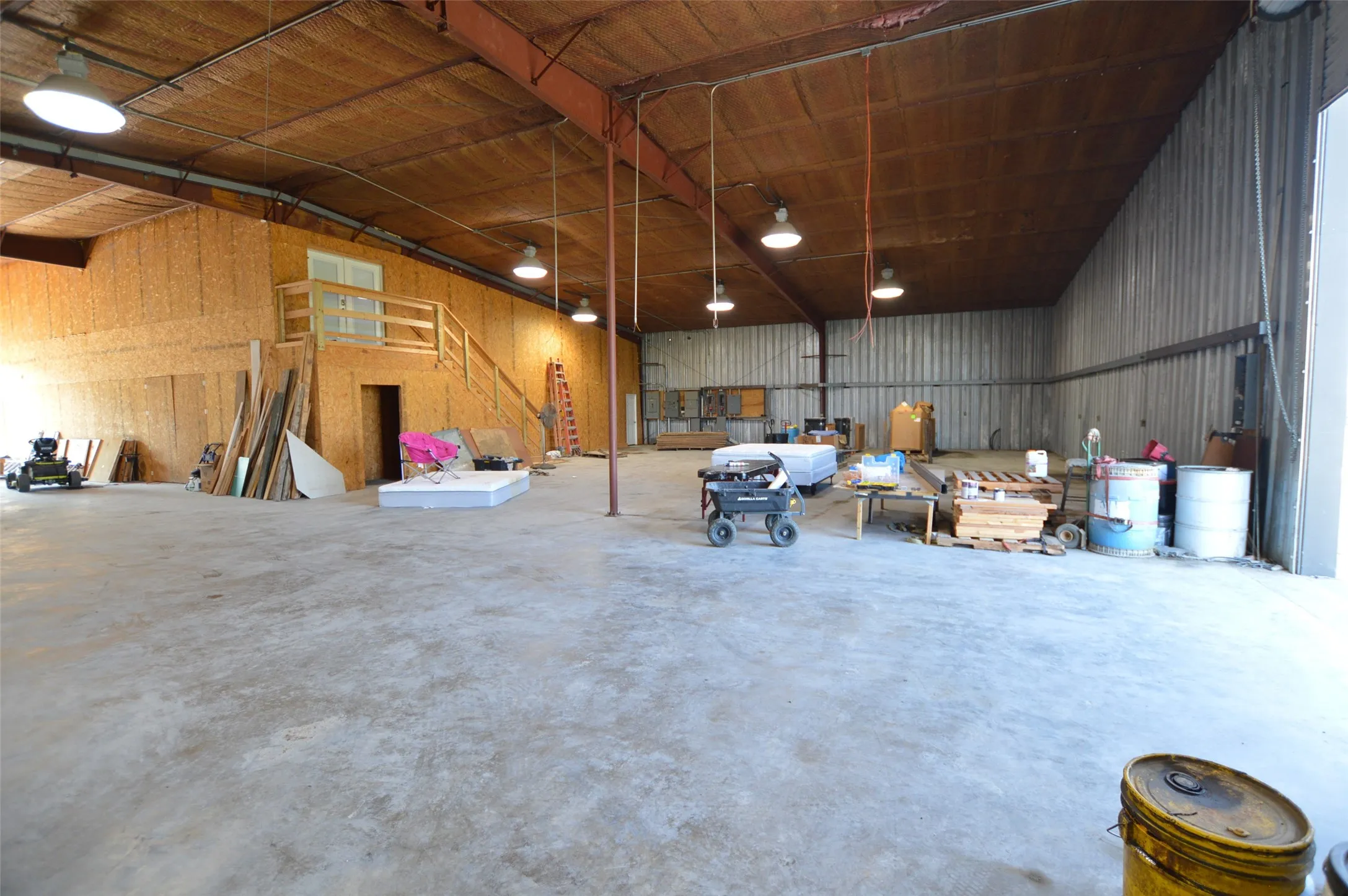 "L" shaped warehouse gives plenty of options for equipment, storage or inventory