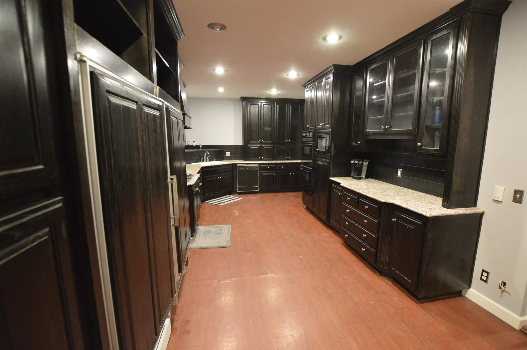 Kitchen with 48" custom cabinets, ref, oven / micro / d/w