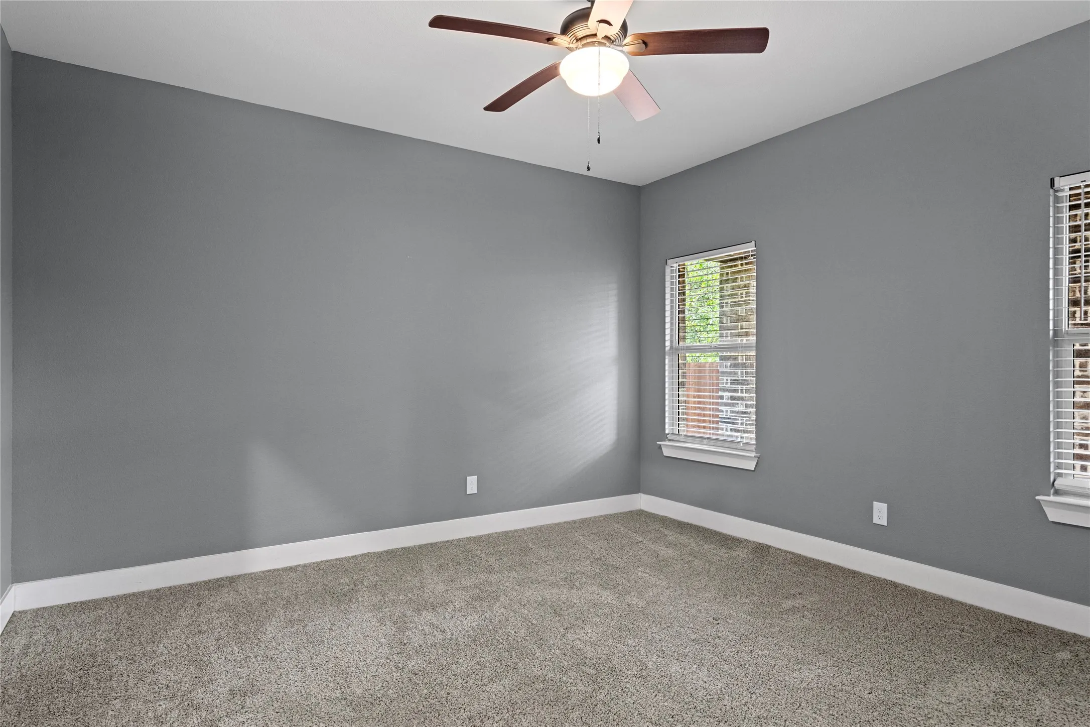 Unfurnished room featuring light carpet and ceiling fan