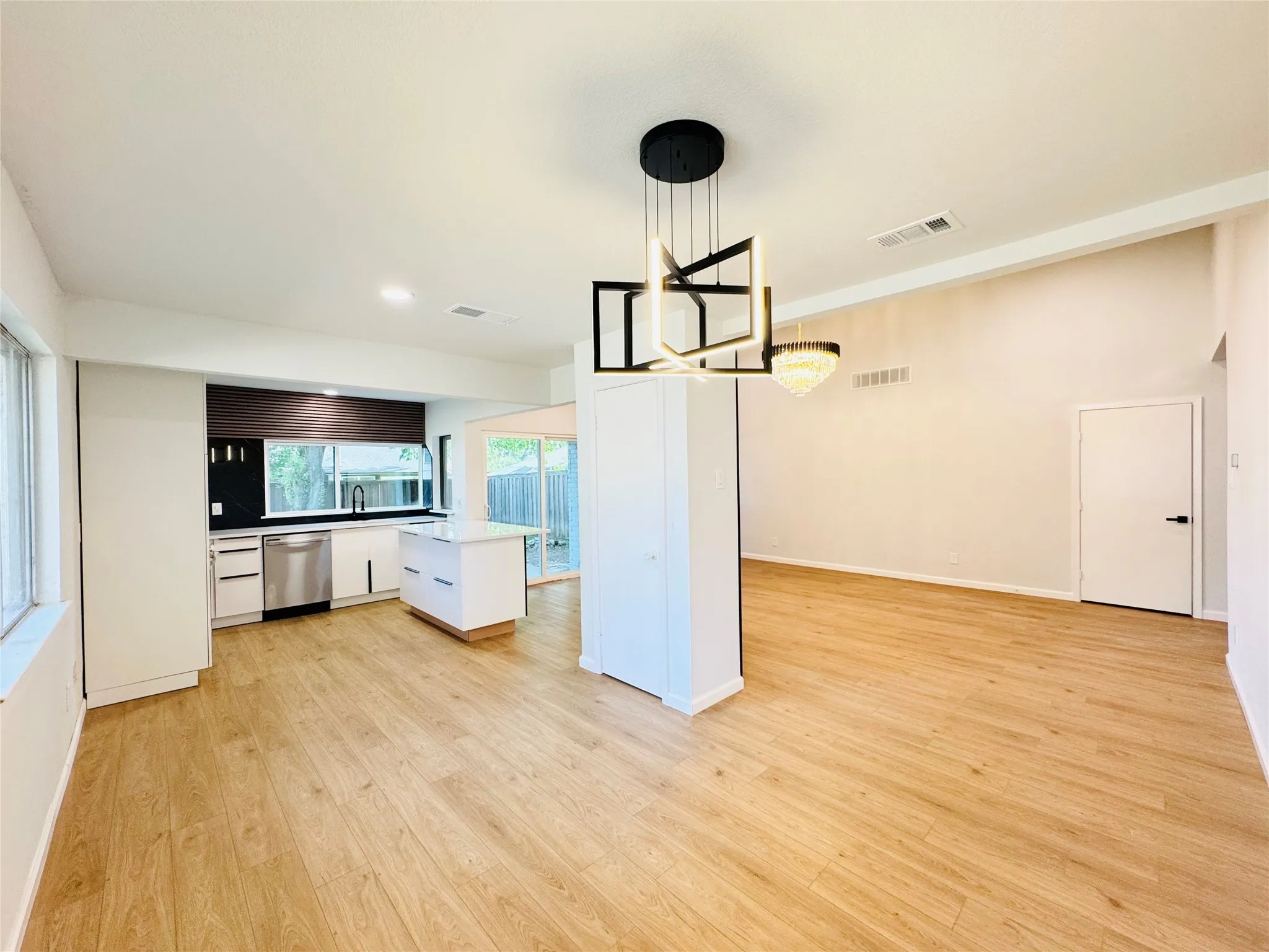 Single Family Residence For Sale in Dallas County , 21 Grant Circle, Richardson, Texas 75081, 5 Bedrooms, 3 Bathrooms, 2 Garage spaces, 1,986 Sqft, built in 1973, Preowned, Price $439,900, mls#21043401, Real Estate Agent in Richardson, Homes For Sale in Dallas county, Homes For Sale in Richardson, Realtor in Richardson Texas, Real Estate Brokerage Independent Realty Texas, Luminita Cordes Realtor