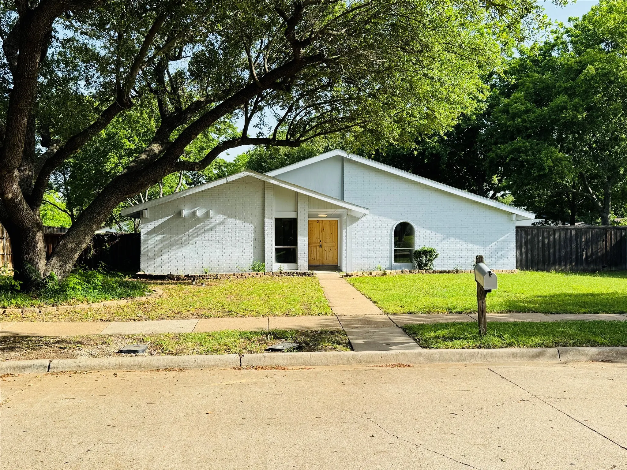 Single Family Residence For Sale in Dallas County , 21 Grant Circle, Richardson, Texas 75081, 5 Bedrooms, 3 Bathrooms, 2 Garage spaces, 1,986 Sqft, built in 1973, Preowned, Price $439,900, mls#21043401, Real Estate Agent in Richardson, Homes For Sale in Dallas county, Homes For Sale in Richardson, Realtor in Richardson Texas, Real Estate Brokerage Independent Realty Texas, Luminita Cordes Realtor