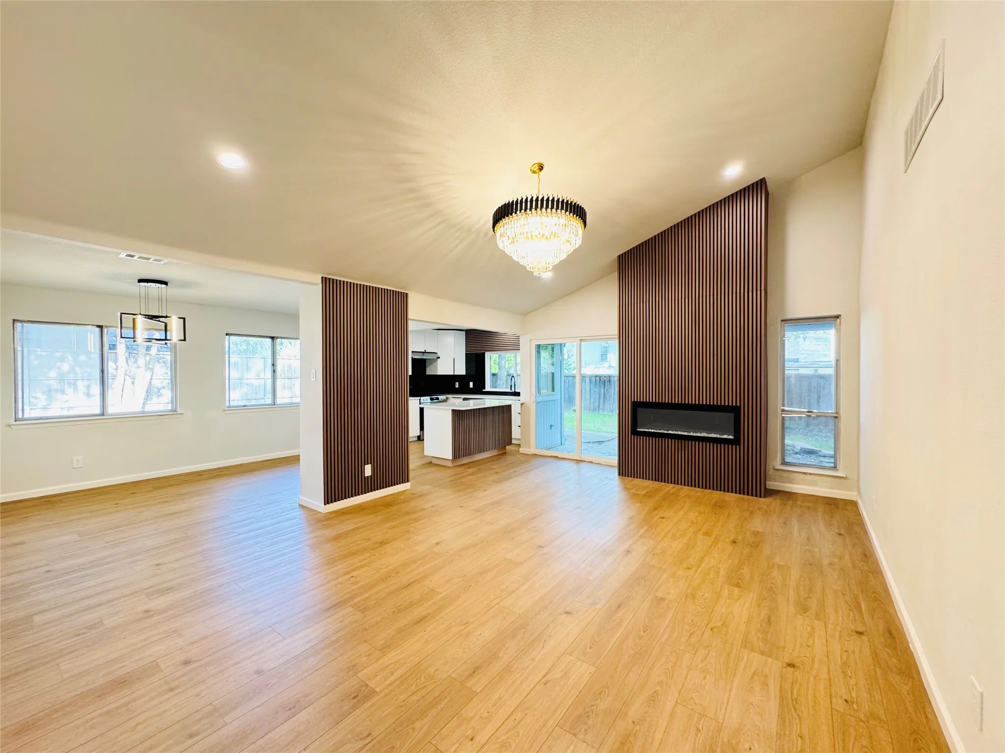 Single Family Residence For Sale in Dallas County , 21 Grant Circle, Richardson, Texas 75081, 5 Bedrooms, 3 Bathrooms, 2 Garage spaces, 1,986 Sqft, built in 1973, Preowned, Price $439,900, mls#21043401, Real Estate Agent in Richardson, Homes For Sale in Dallas county, Homes For Sale in Richardson, Realtor in Richardson Texas, Real Estate Brokerage Independent Realty Texas, Luminita Cordes Realtor
