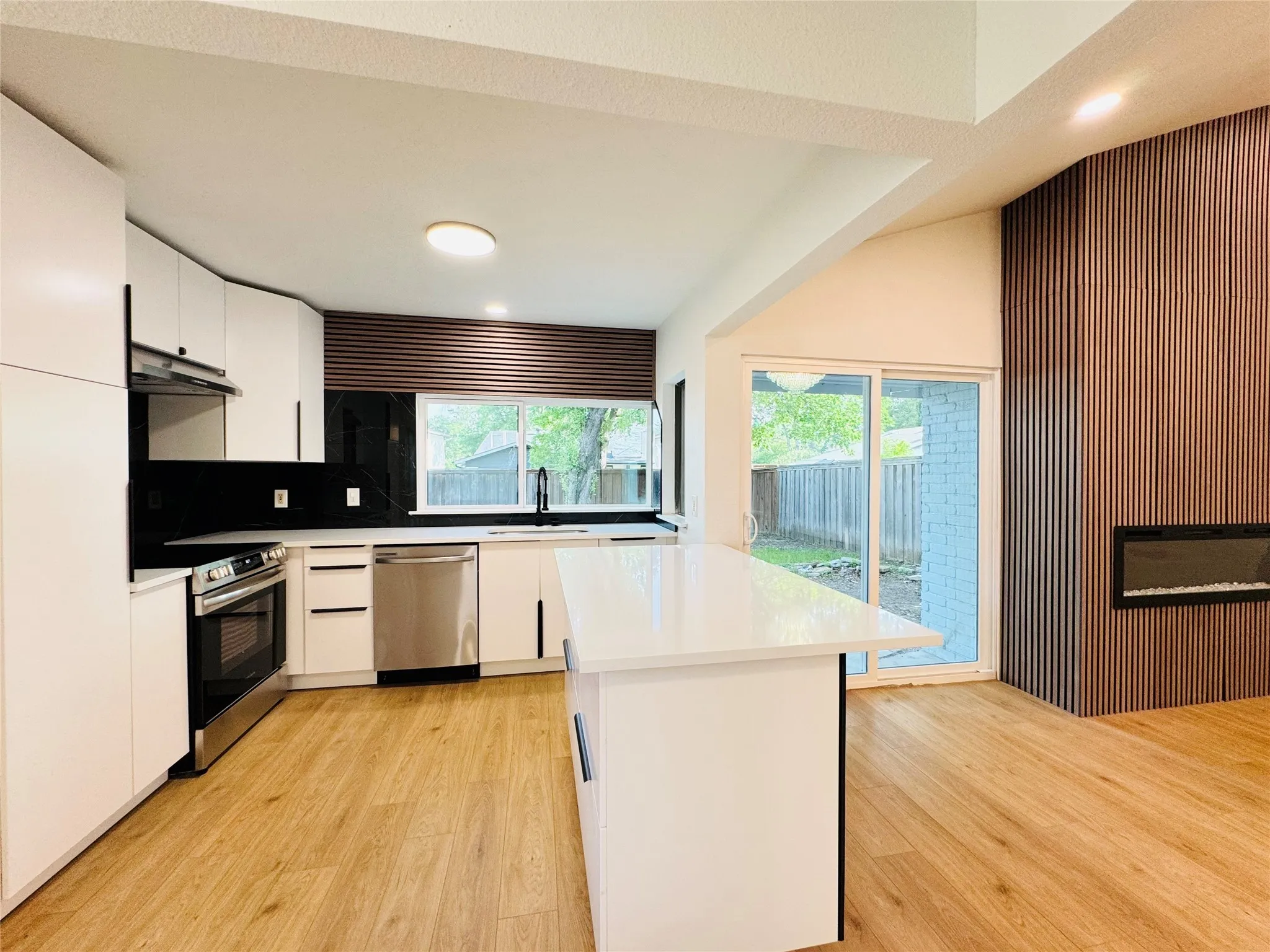 Single Family Residence For Sale in Dallas County , 21 Grant Circle, Richardson, Texas 75081, 5 Bedrooms, 3 Bathrooms, 2 Garage spaces, 1,986 Sqft, built in 1973, Preowned, Price $439,900, mls#21043401, Real Estate Agent in Richardson, Homes For Sale in Dallas county, Homes For Sale in Richardson, Realtor in Richardson Texas, Real Estate Brokerage Independent Realty Texas, Luminita Cordes Realtor